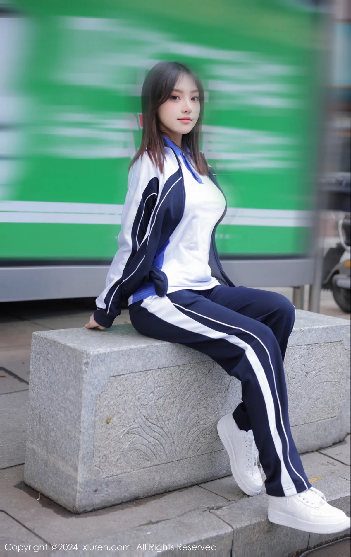 XiuRen第7994期_模特豆瓣酱公交车场景学妹制服露开档黑丝秀丰腴身材诱惑写真84P
