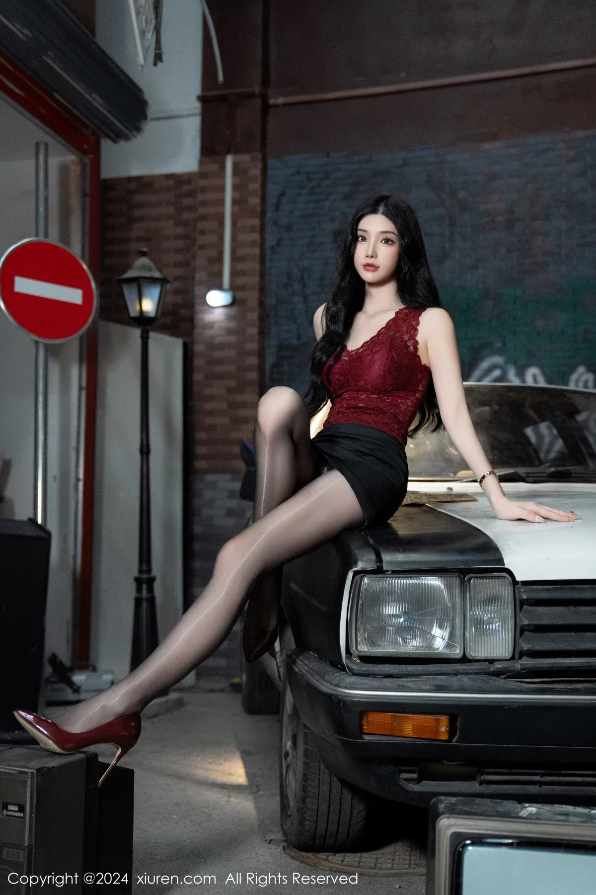XiuRen第7993期_女神周于希Sally红色上衣配黑短裙露闪亮开档黑丝撩人诱惑写真83P
