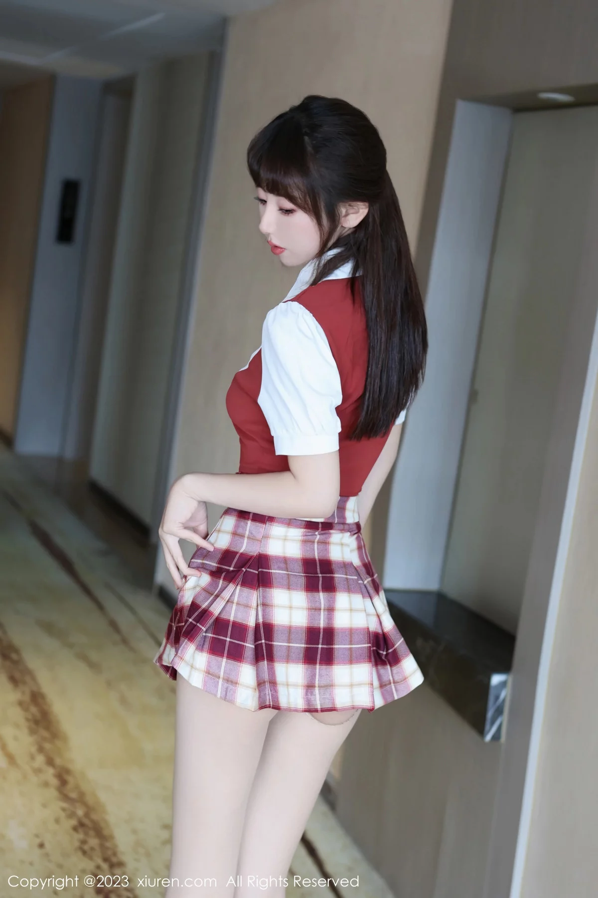 XiuRen第7851期_模特金tiao性感学妹制服露红色轻透内衣配肉丝袜秀美腿诱惑写真77P