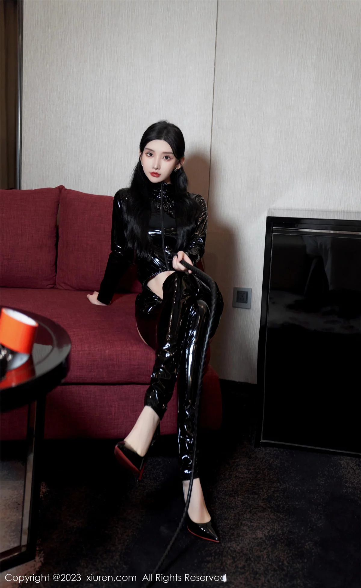 XiuRen第7856期_女神周于希Sally黑色皮质情趣衣+红色飘带裹身秀惹火身材写真113P