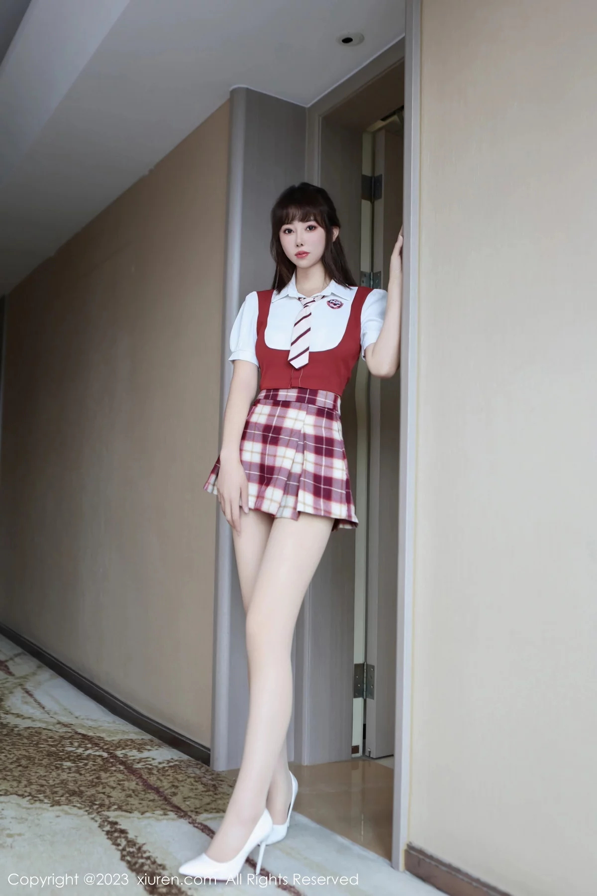 XiuRen第7851期_模特金tiao性感学妹制服露红色轻透内衣配肉丝袜秀美腿诱惑写真77P