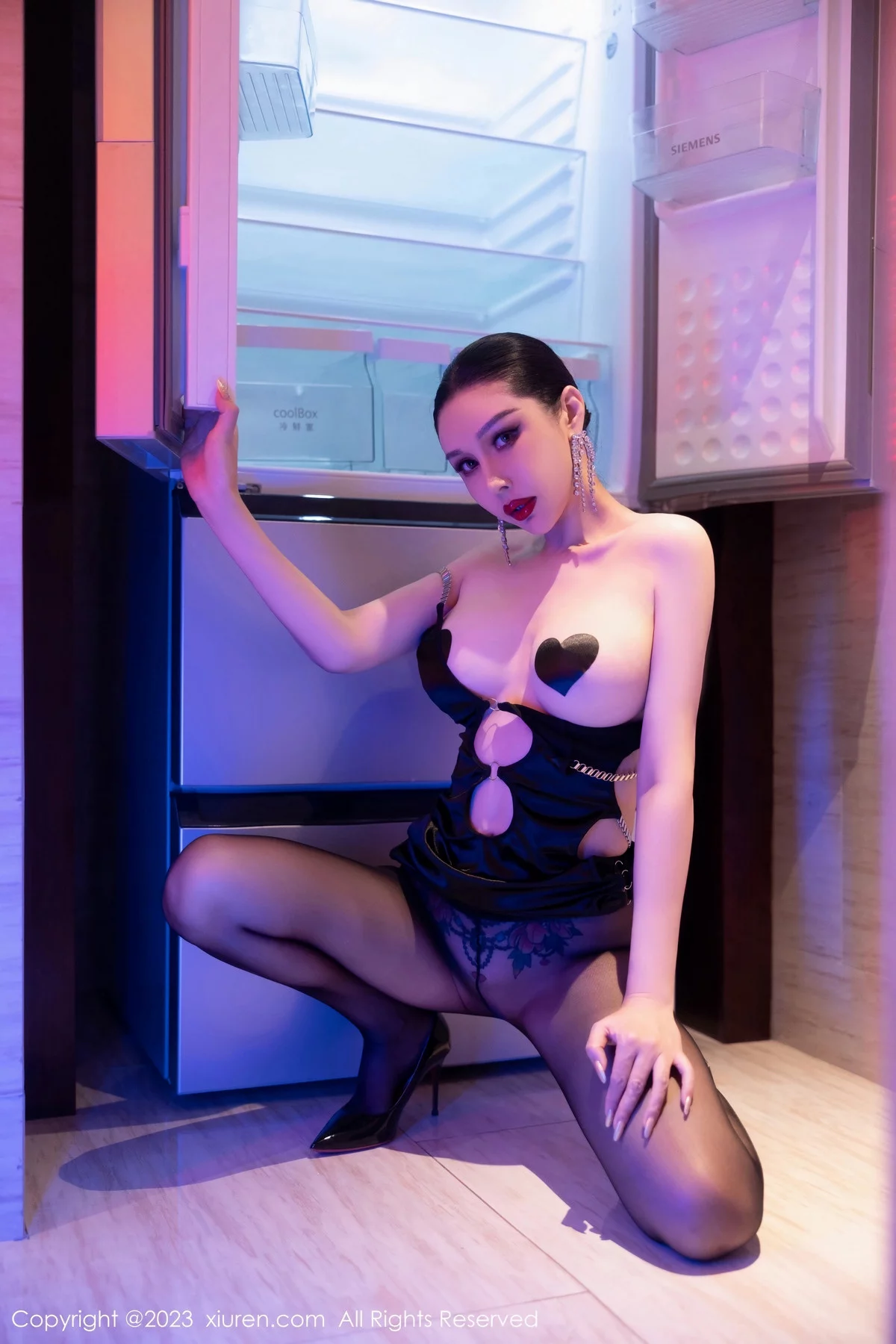 XiuRen第7848期_模特田冰冰私房半脱性感黑色情趣服饰露豪乳遮点极致诱惑写真55P