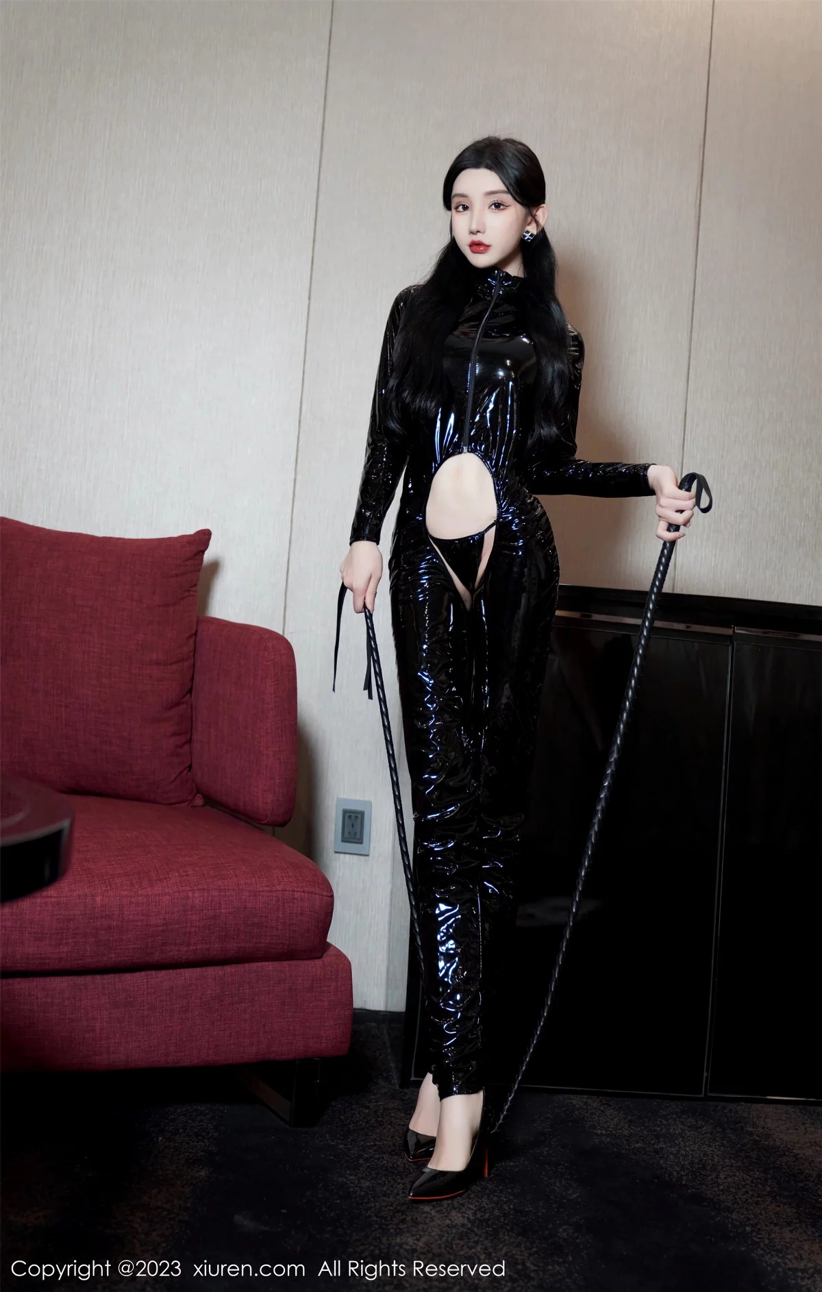 XiuRen第7856期_女神周于希Sally黑色皮质情趣衣+红色飘带裹身秀惹火身材写真113P