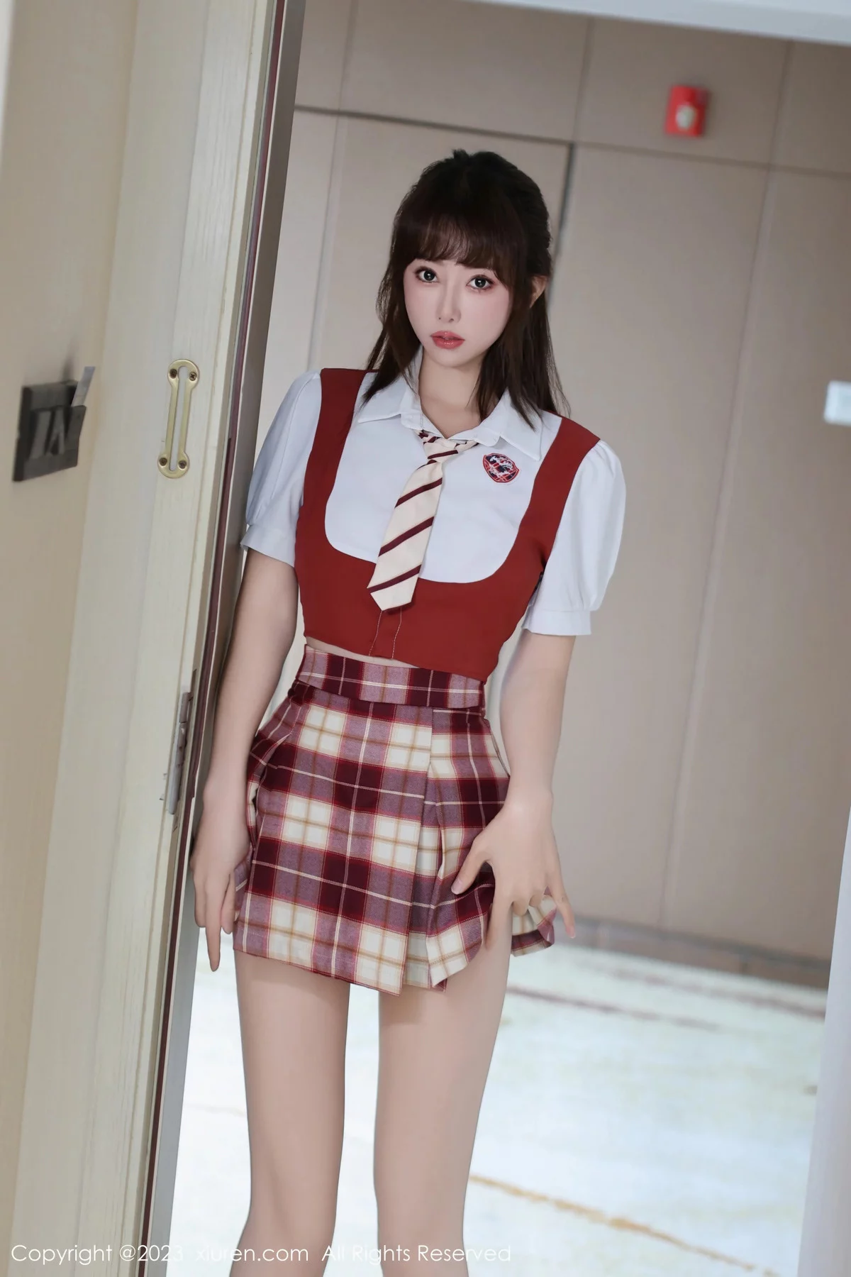 XiuRen第7851期_模特金tiao性感学妹制服露红色轻透内衣配肉丝袜秀美腿诱惑写真77P