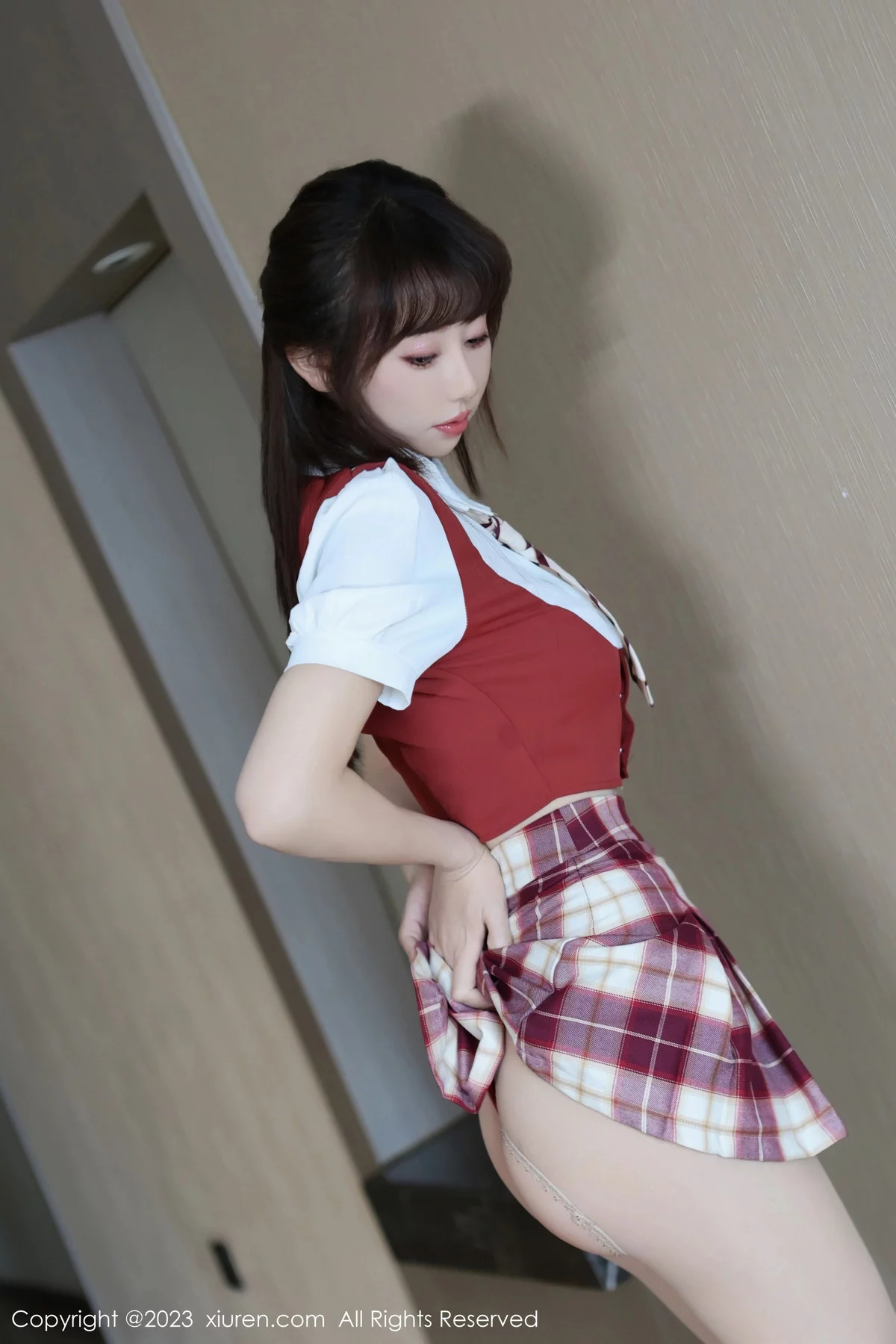XiuRen第7851期_模特金tiao性感学妹制服露红色轻透内衣配肉丝袜秀美腿诱惑写真77P