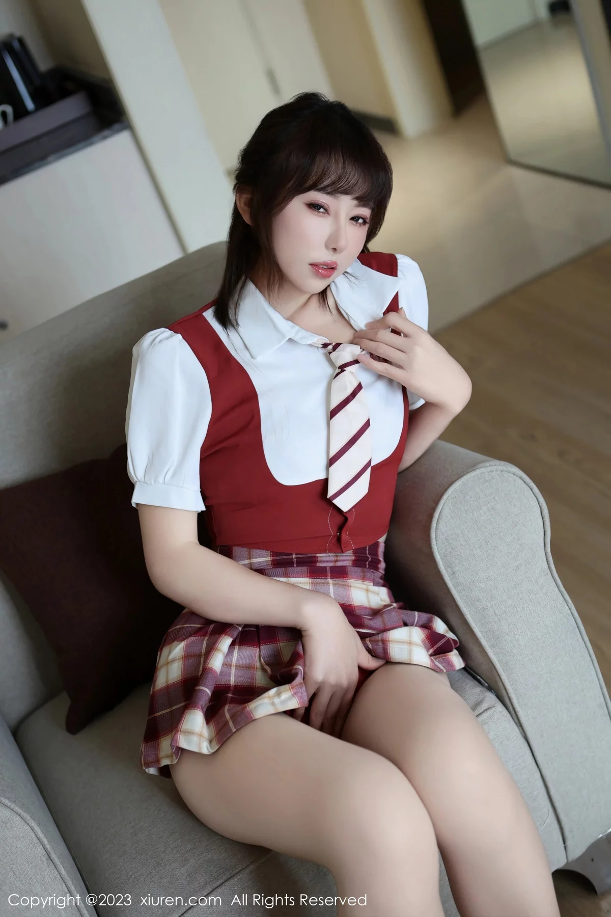 XiuRen第7851期_模特金tiao性感学妹制服露红色轻透内衣配肉丝袜秀美腿诱惑写真77P