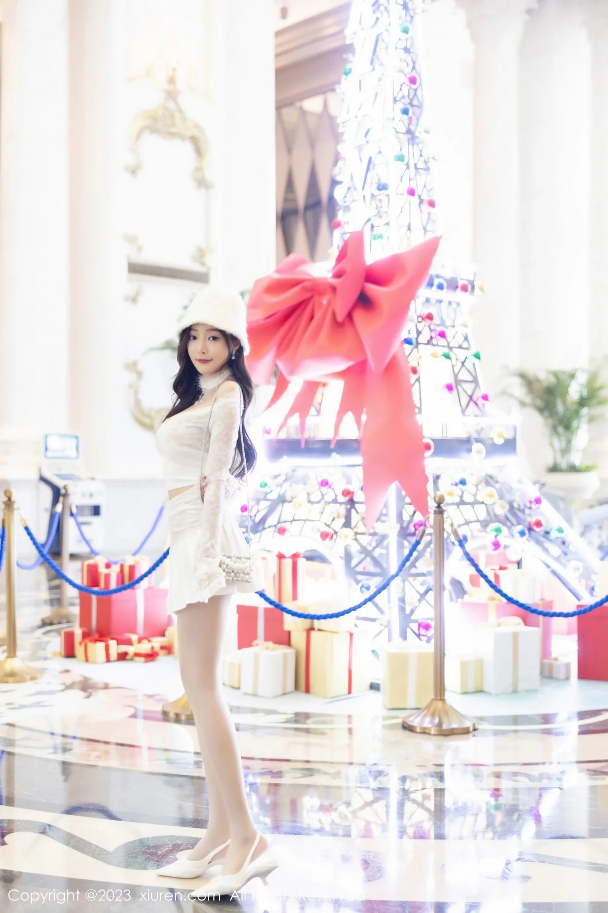 XiuRen第7863期_女神王馨瑶yanni红色圣诞服饰+白色短裙套装秀完美身材诱惑写真91P