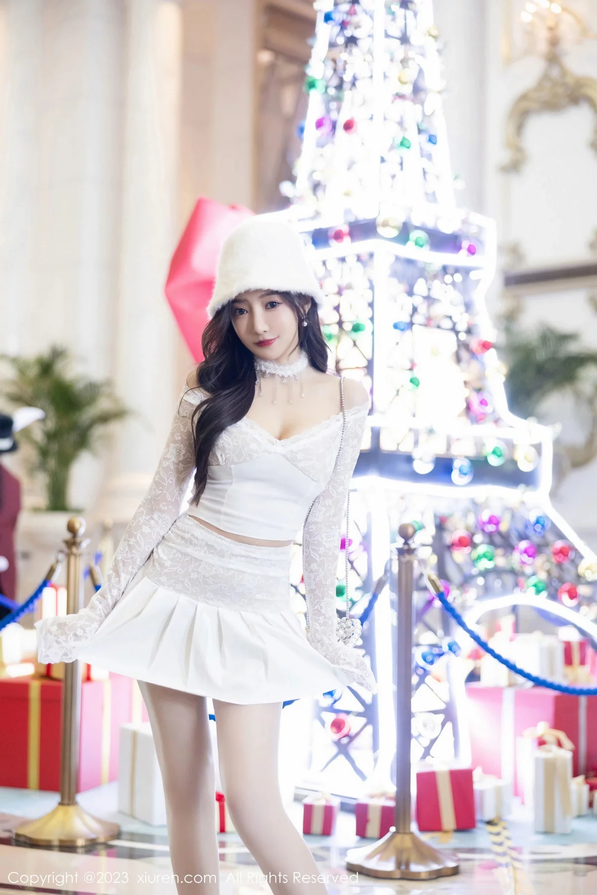 XiuRen第7863期_女神王馨瑶yanni红色圣诞服饰+白色短裙套装秀完美身材诱惑写真91P