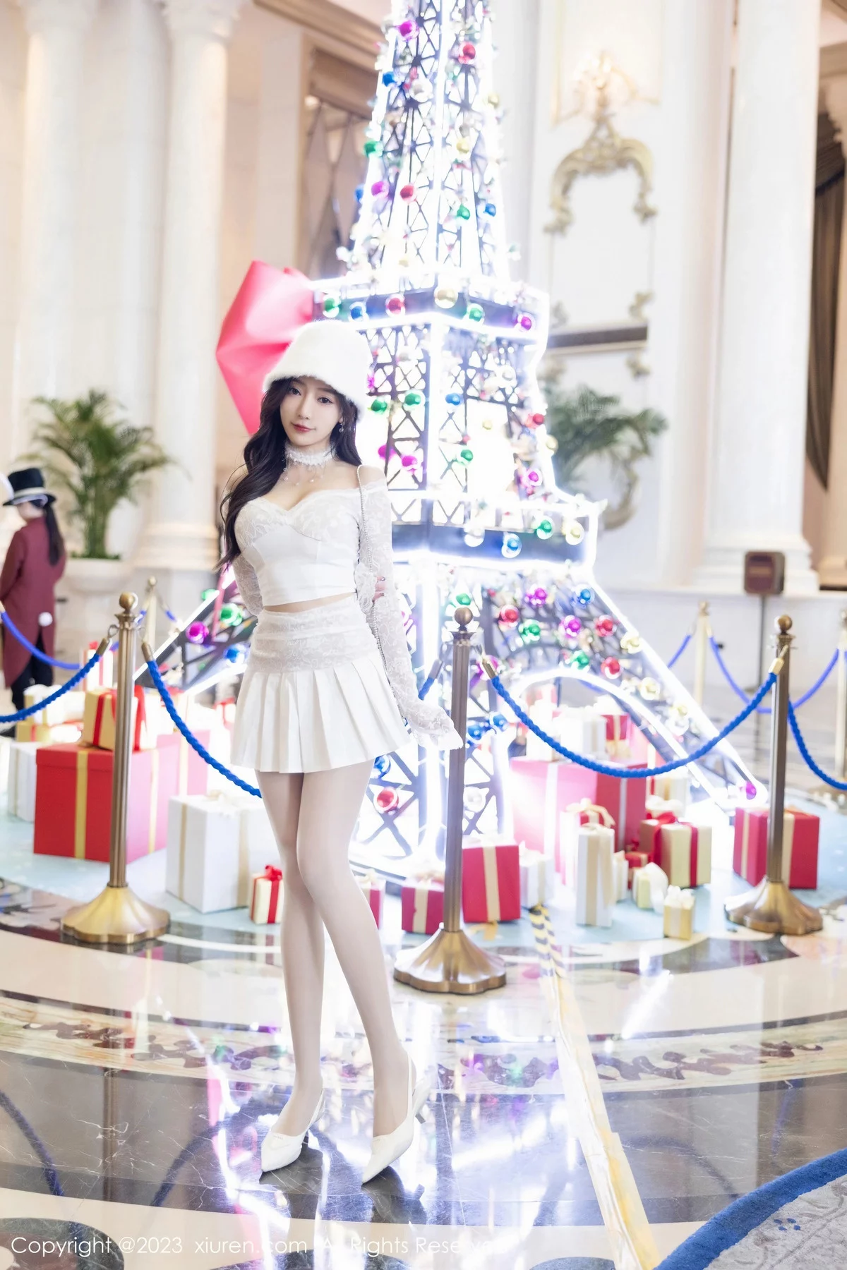 XiuRen第7863期_女神王馨瑶yanni红色圣诞服饰+白色短裙套装秀完美身材诱惑写真91P