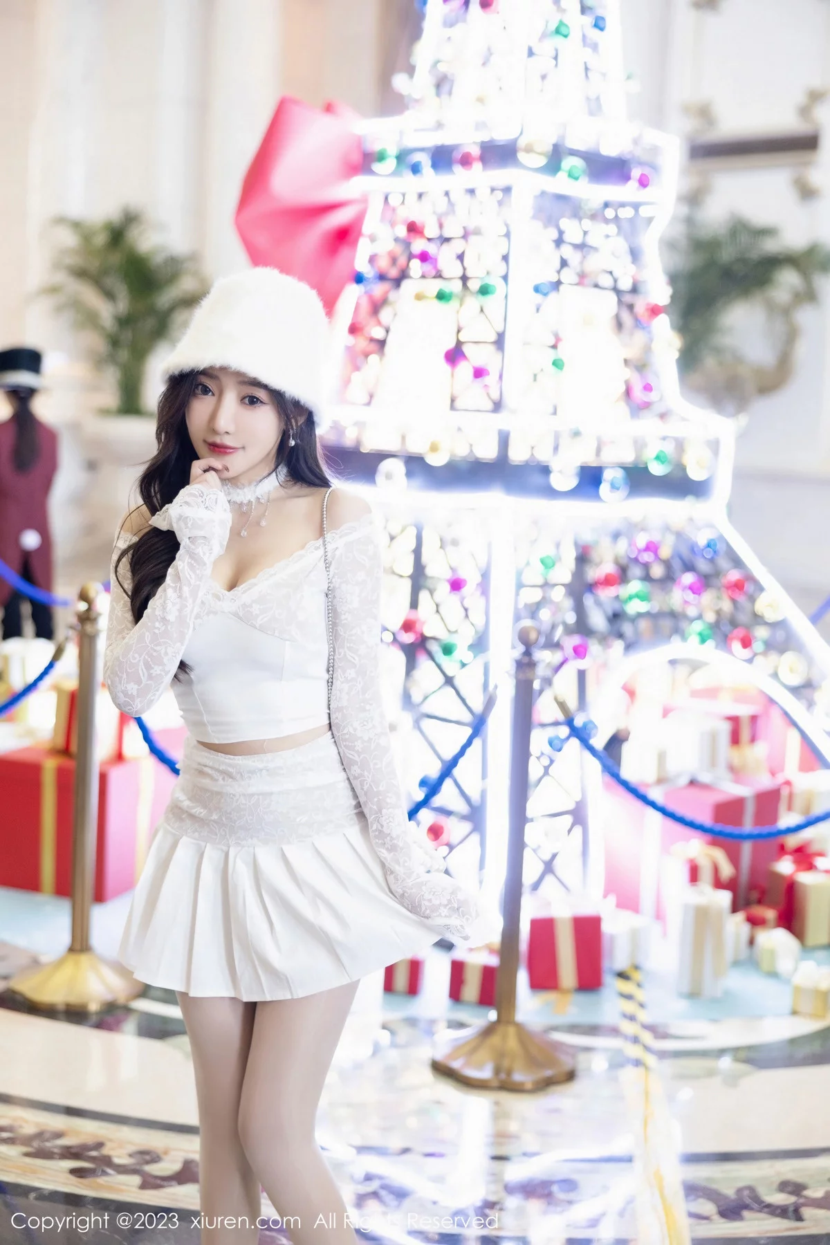 XiuRen第7863期_女神王馨瑶yanni红色圣诞服饰+白色短裙套装秀完美身材诱惑写真91P