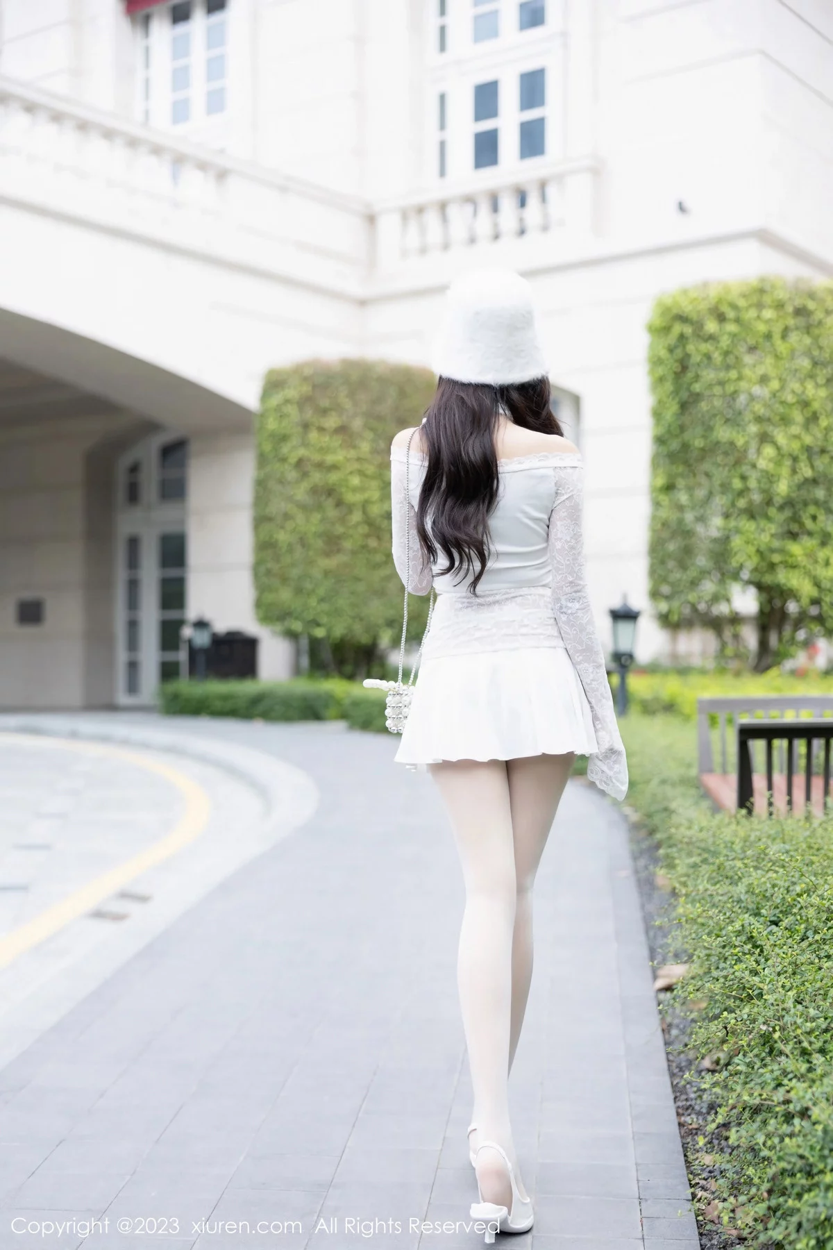 XiuRen第7863期_女神王馨瑶yanni红色圣诞服饰+白色短裙套装秀完美身材诱惑写真91P