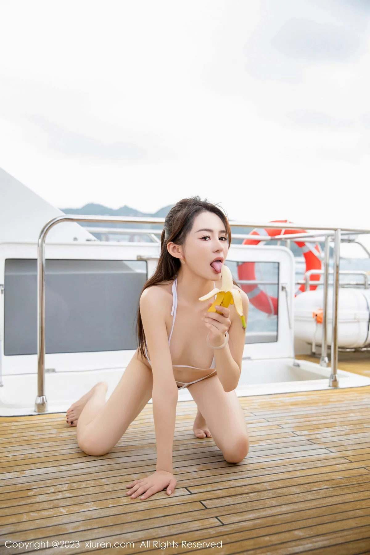XiuRen第7861期_模特唐宁宁游艇场景性感白色三点式比基尼秀丰腴身姿诱惑写真75P