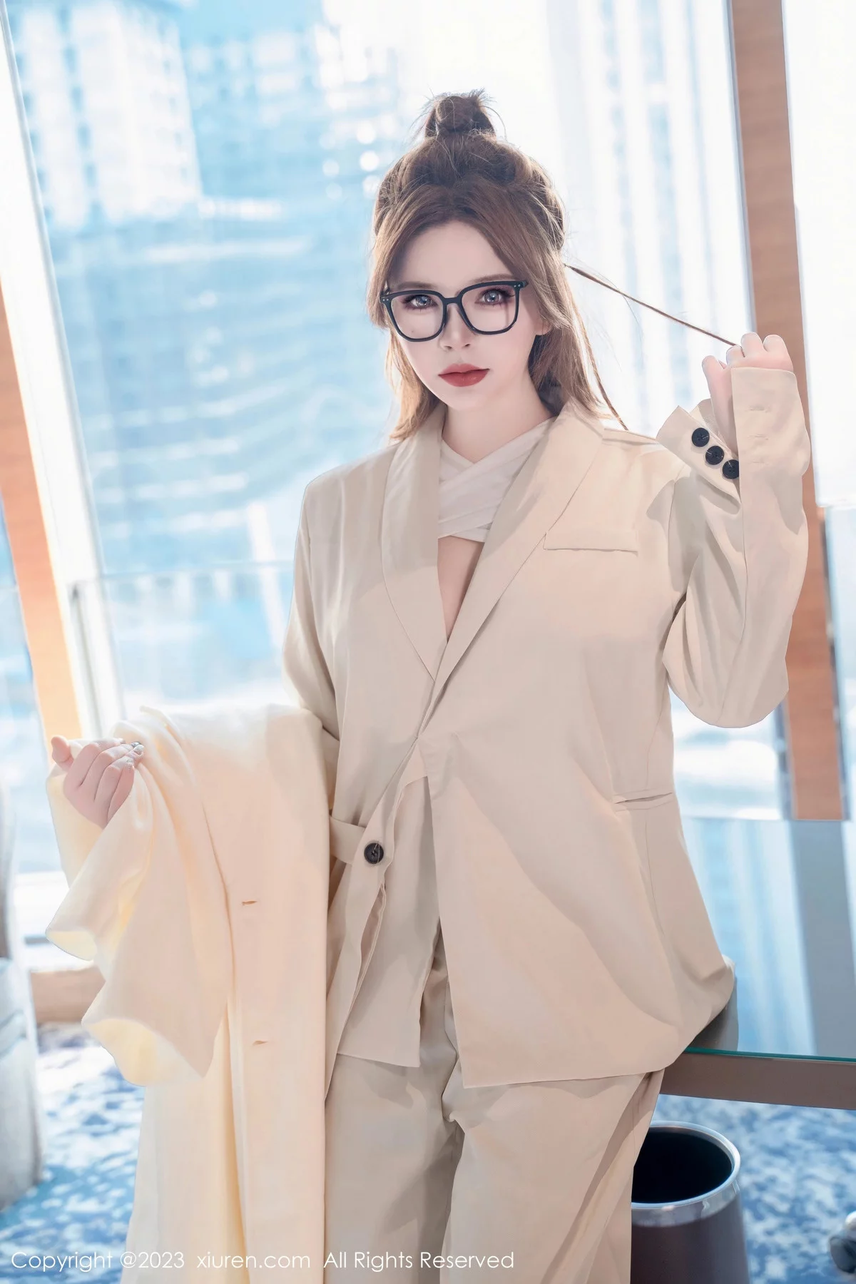 XiuRen第7865期_模特伊丽莎有点白性感灰色薄纱情趣服露豪乳遮点极致诱惑写真64P