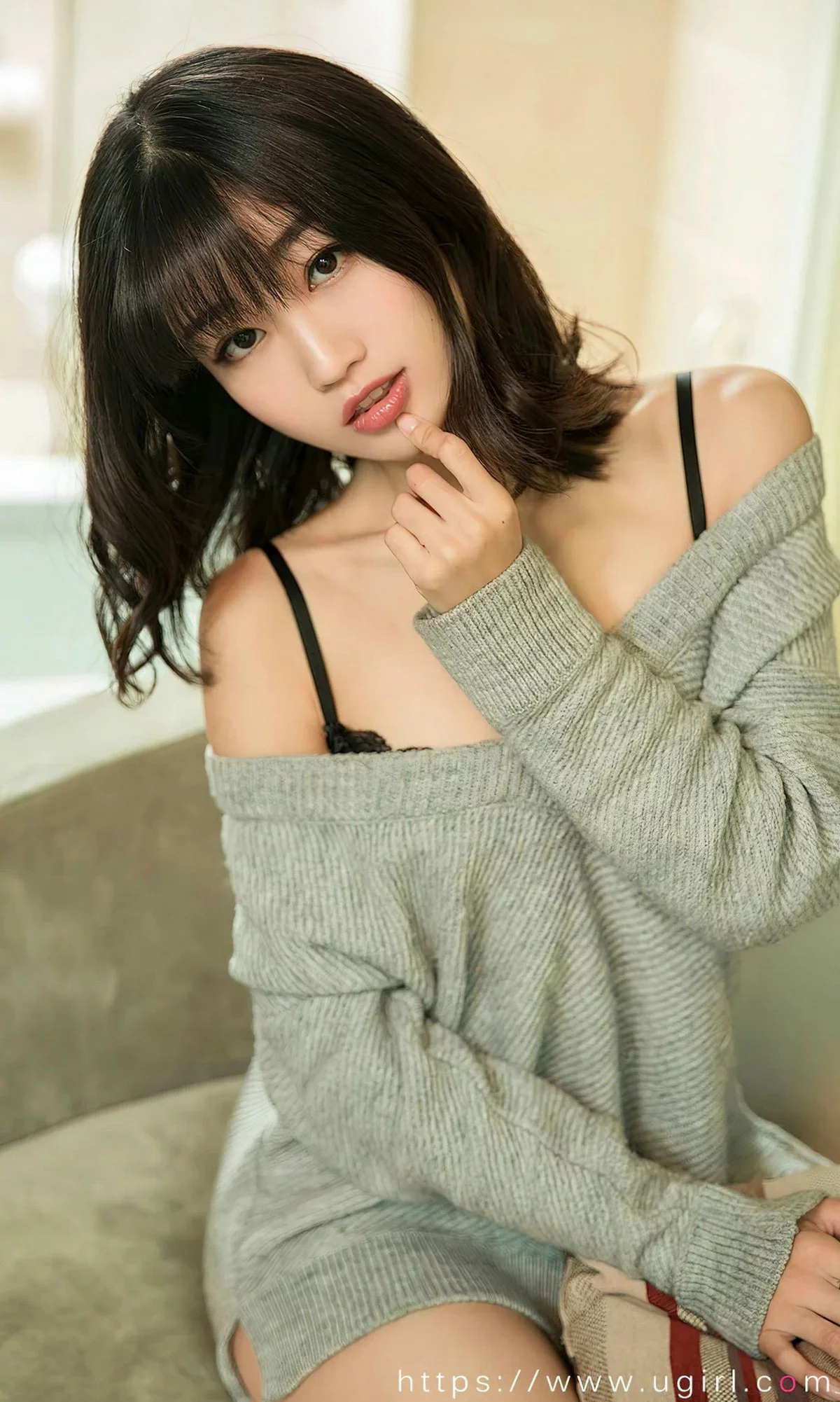 [Ugirls爱尤物]No.2742_模特小文私房性感针织毛衣半脱露黑色蕾丝内衣迷人诱惑写真35P