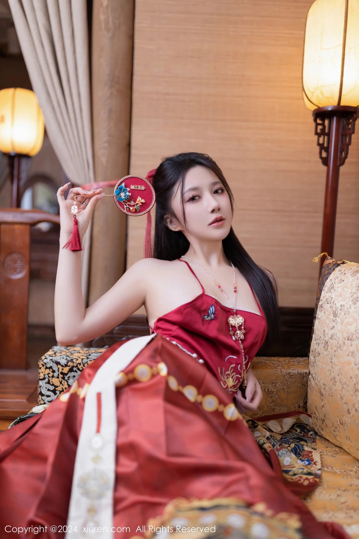 [XiuRen秀人网]No.8095_模特鱼子酱Fish贺新春主题红色服饰露红布兜秀曼妙身姿诱惑写真80P