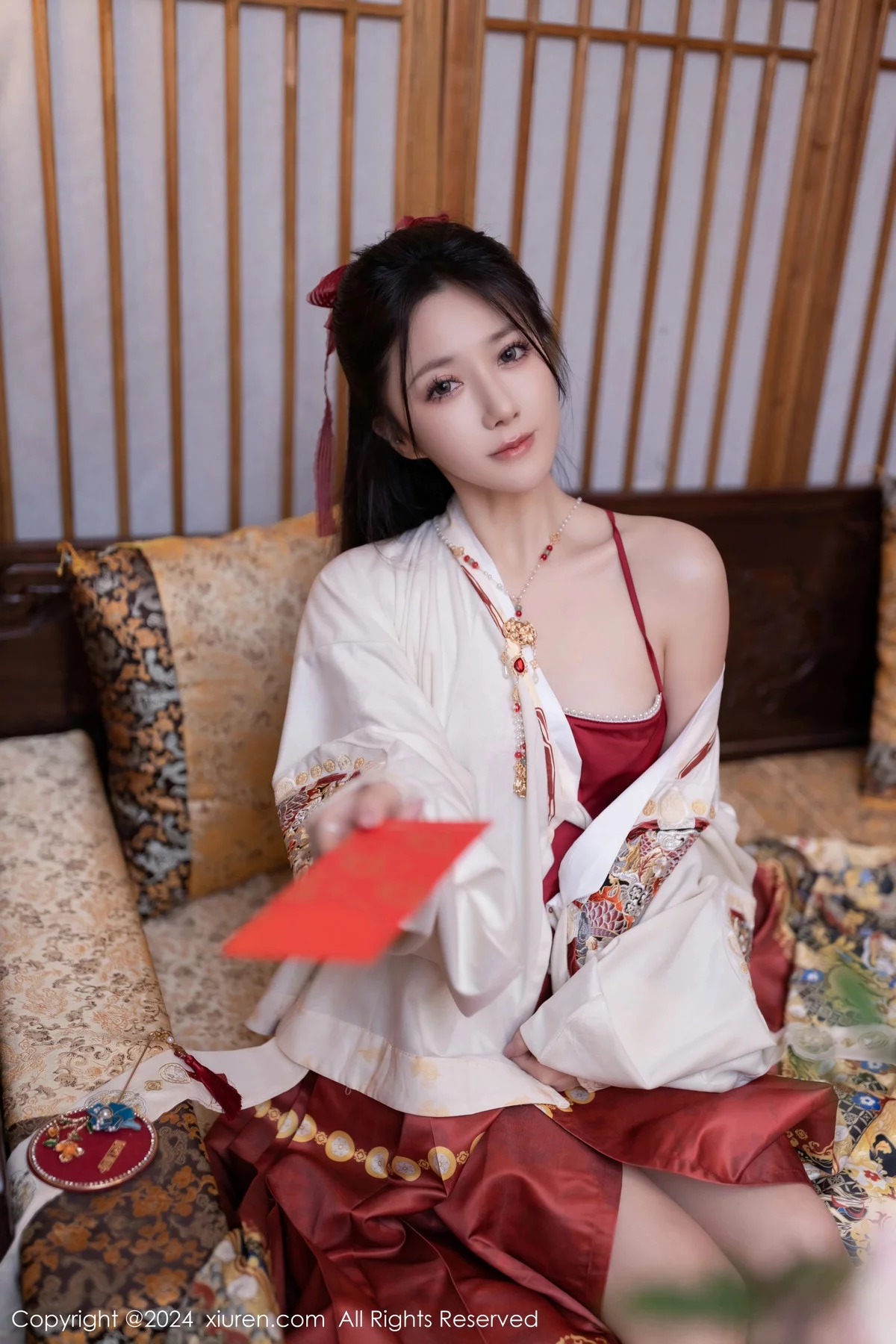 [XiuRen秀人网]No.8095_模特鱼子酱Fish贺新春主题红色服饰露红布兜秀曼妙身姿诱惑写真80P