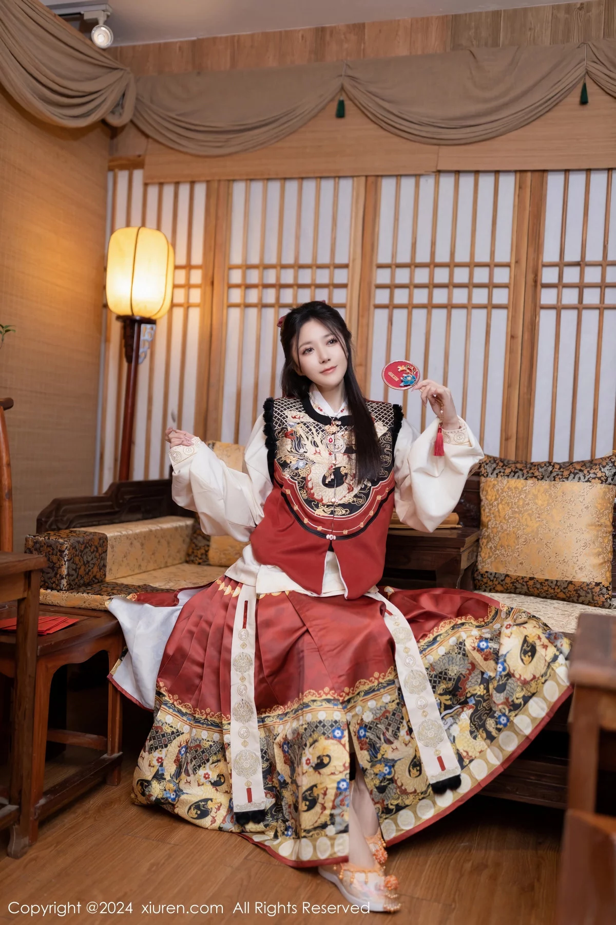 [XiuRen秀人网]No.8095_模特鱼子酱Fish贺新春主题红色服饰露红布兜秀曼妙身姿诱惑写真80P