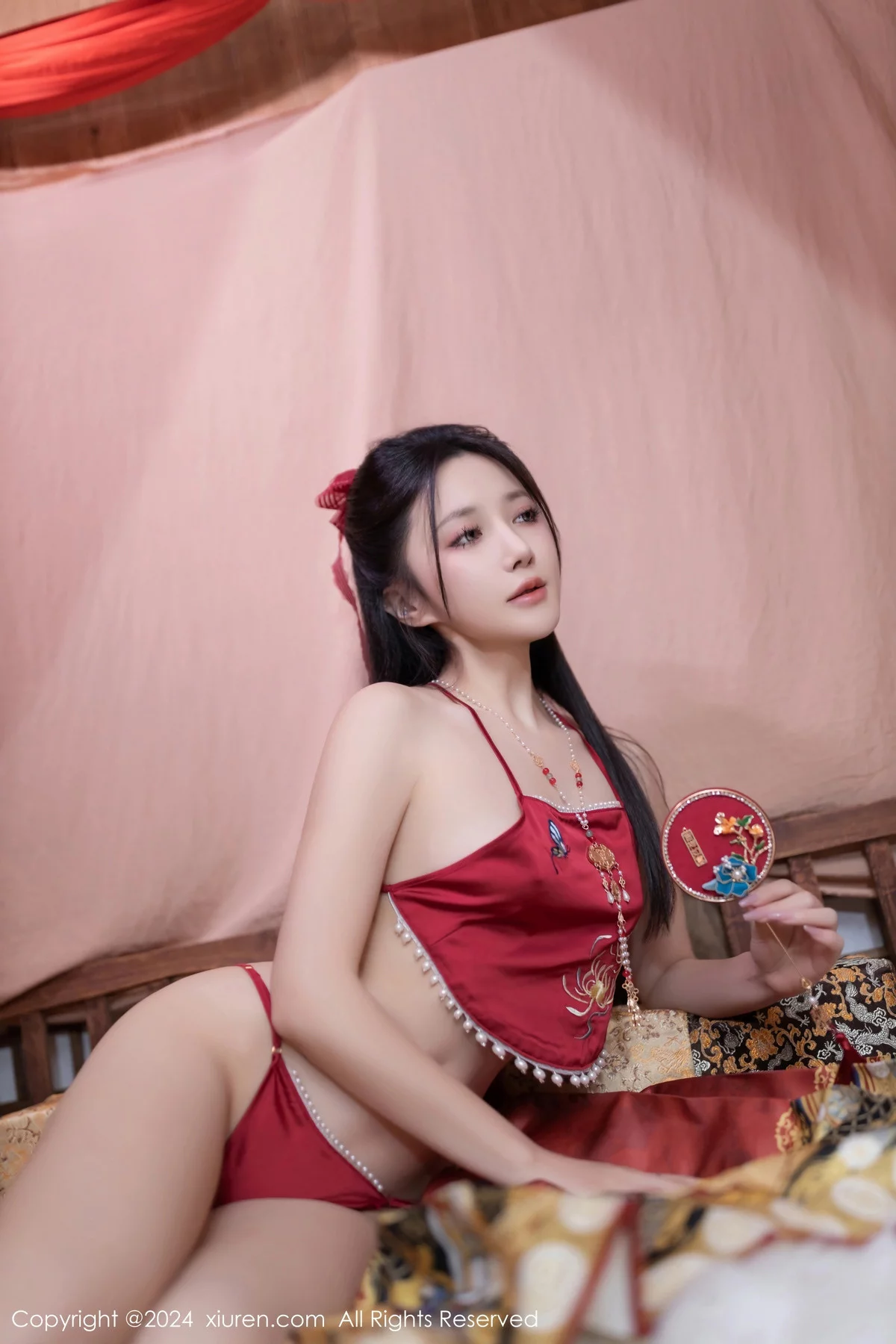 [XiuRen秀人网]No.8095_模特鱼子酱Fish贺新春主题红色服饰露红布兜秀曼妙身姿诱惑写真80P
