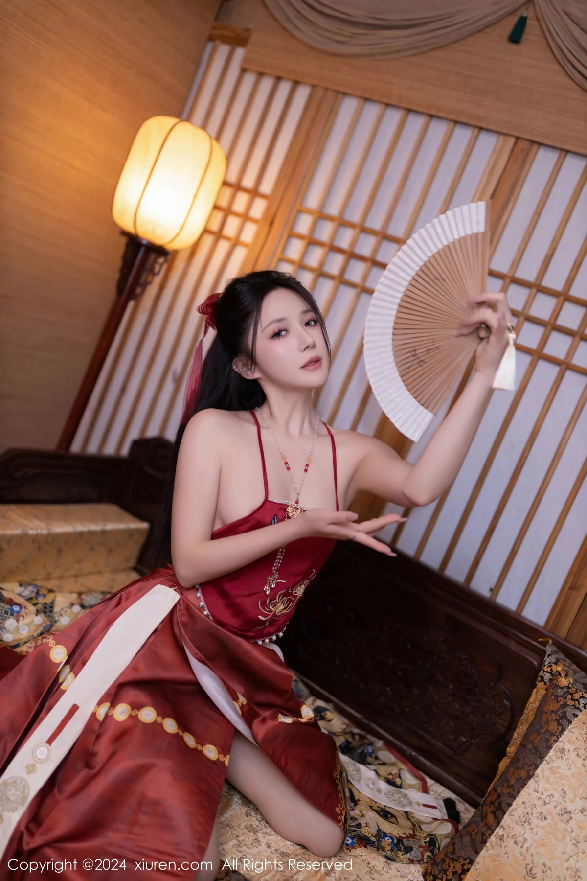 [XiuRen秀人网]No.8095_模特鱼子酱Fish贺新春主题红色服饰露红布兜秀曼妙身姿诱惑写真80P