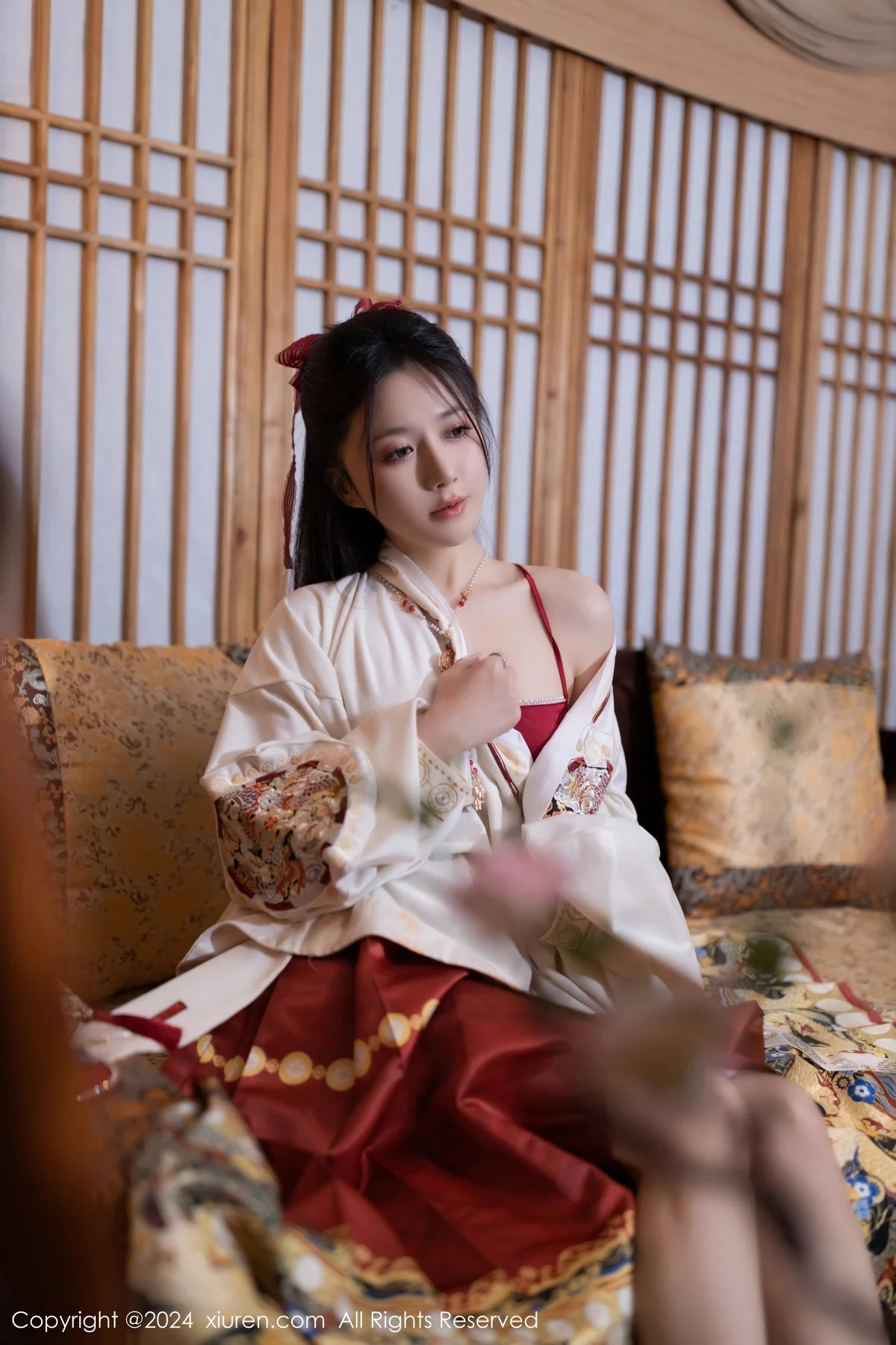 [XiuRen秀人网]No.8095_模特鱼子酱Fish贺新春主题红色服饰露红布兜秀曼妙身姿诱惑写真80P