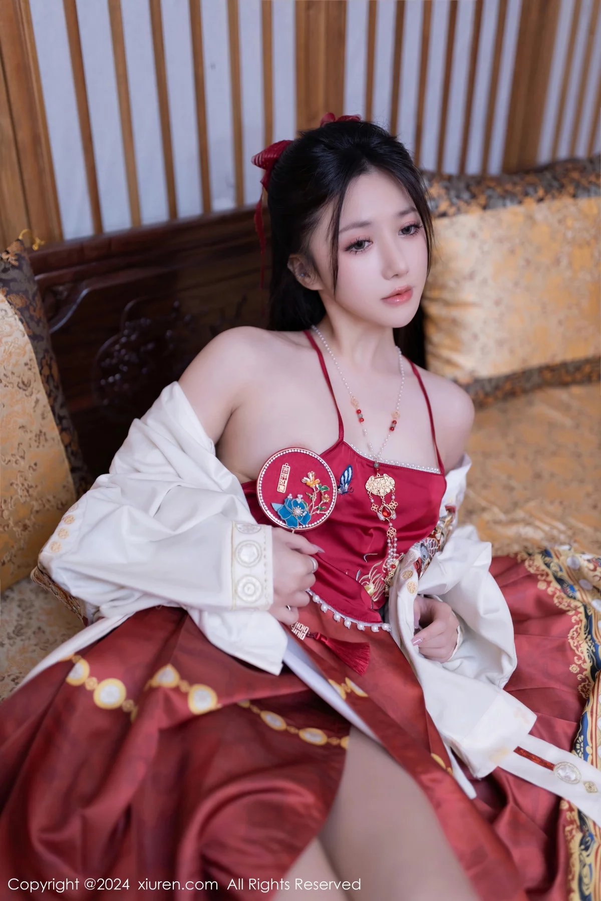 [XiuRen秀人网]No.8095_模特鱼子酱Fish贺新春主题红色服饰露红布兜秀曼妙身姿诱惑写真80P