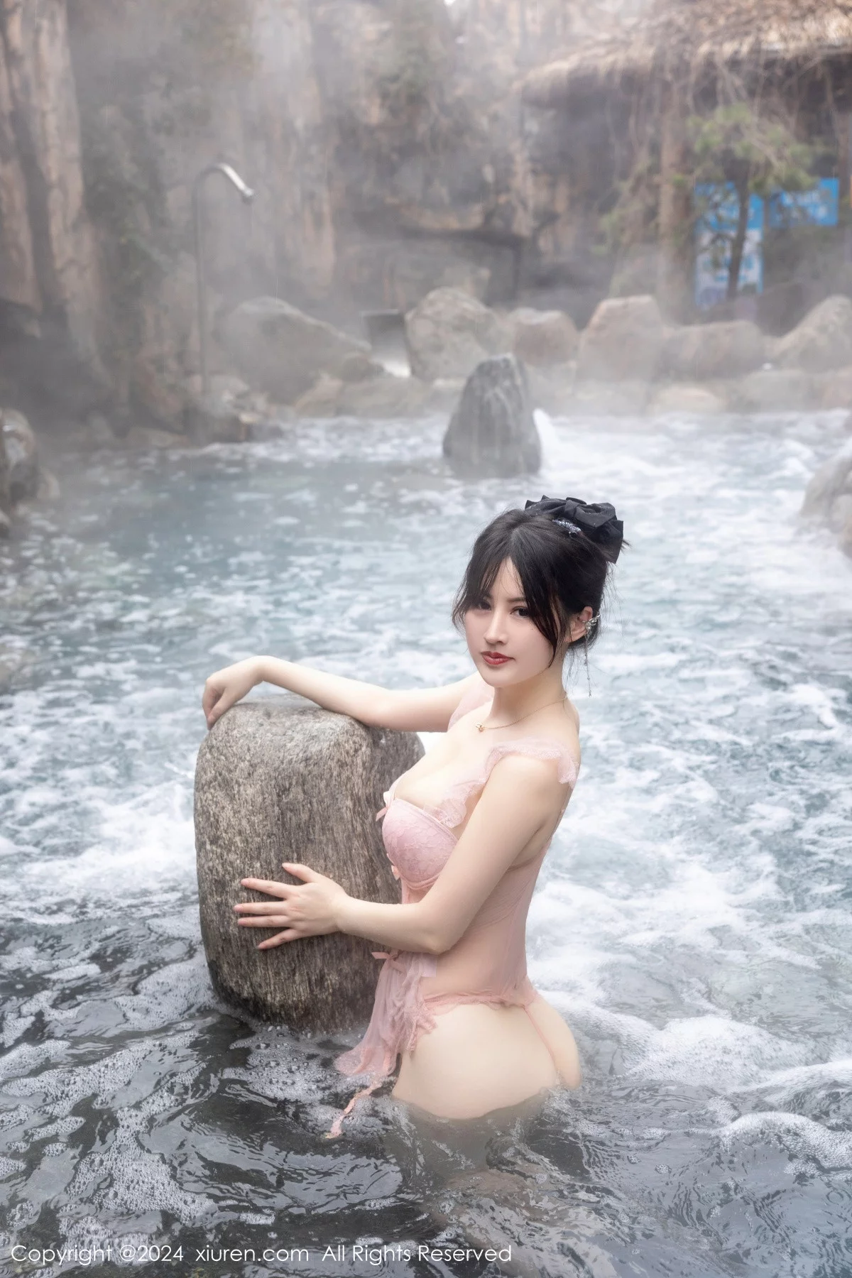 XiuRen第8039期_模特诗诗kiki溪边场景+浴室性感粉色情趣短裙秀惹火身材诱惑写真84P
