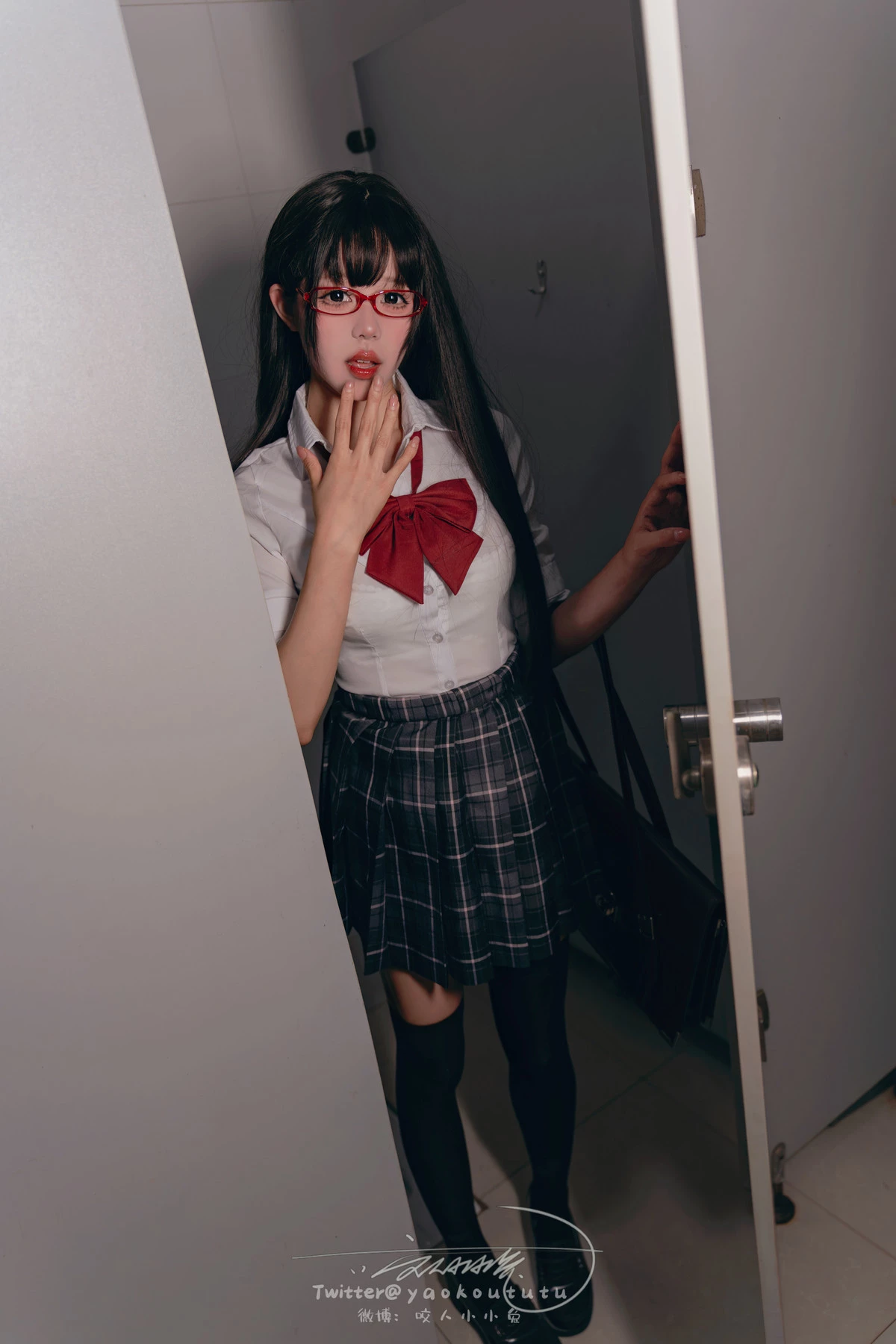颜值博主咬一口兔娘电车惊魂主题性感JK制服配黑丝袜露白色蕾丝内衣惹火诱惑写真72P