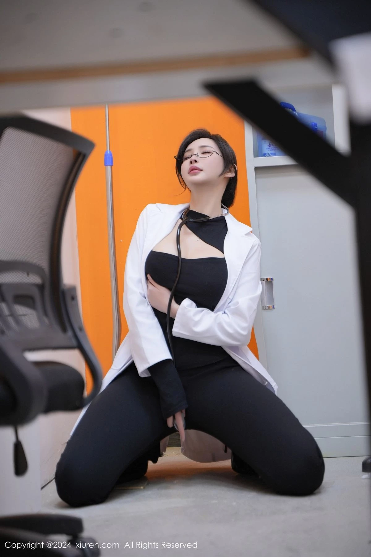 XiuRen第8180期_女神Carol周妍希性感女医生制服露开档黑丝秀翘臀美腿诱惑写真78P
