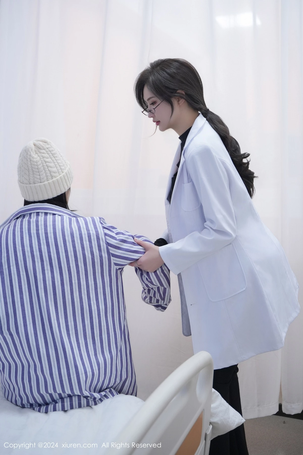 XiuRen第8180期_女神Carol周妍希性感女医生制服露开档黑丝秀翘臀美腿诱惑写真78P