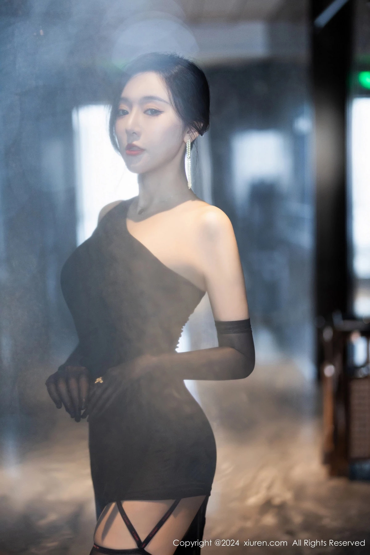 XiuRen第8194期_女神王馨瑶yanni黑色连衣长裙+黑色轻透情趣服饰惹火诱惑写真82P