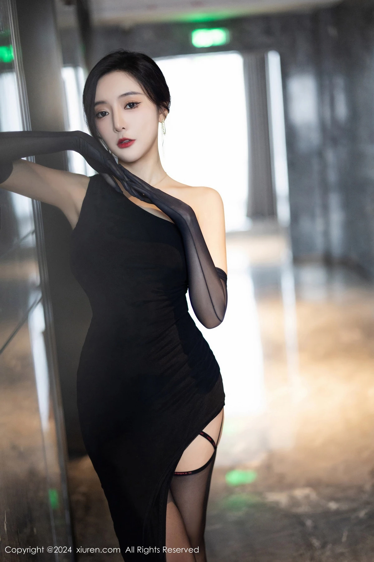 XiuRen第8194期_女神王馨瑶yanni黑色连衣长裙+黑色轻透情趣服饰惹火诱惑写真82P