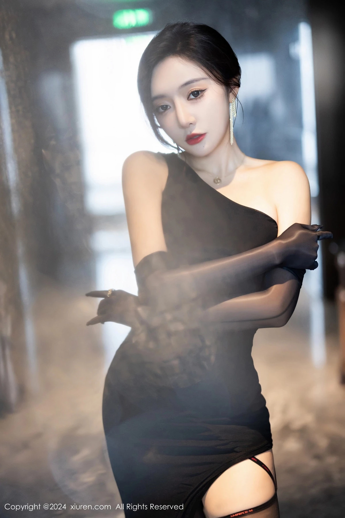 XiuRen第8194期_女神王馨瑶yanni黑色连衣长裙+黑色轻透情趣服饰惹火诱惑写真82P