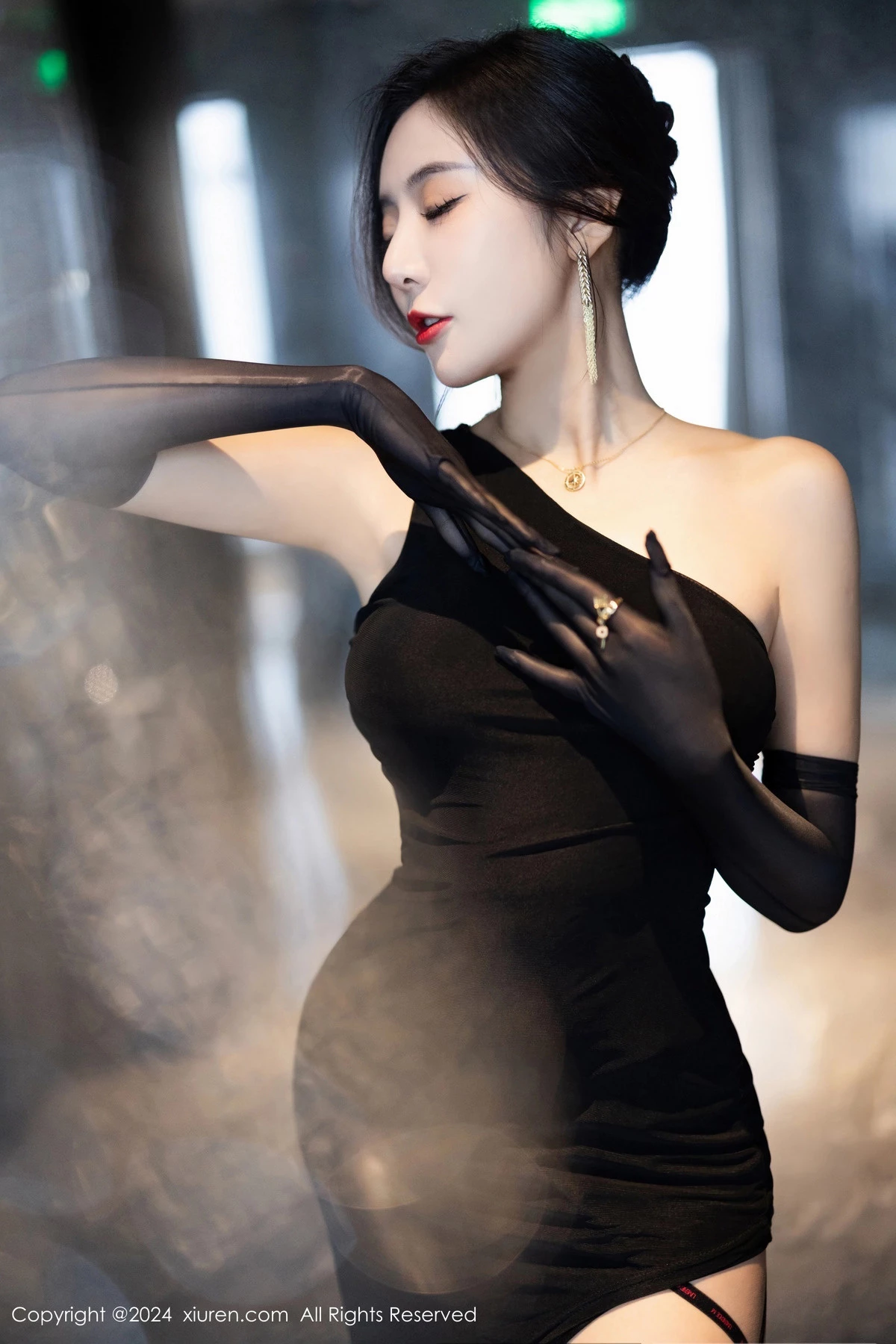 XiuRen第8194期_女神王馨瑶yanni黑色连衣长裙+黑色轻透情趣服饰惹火诱惑写真82P