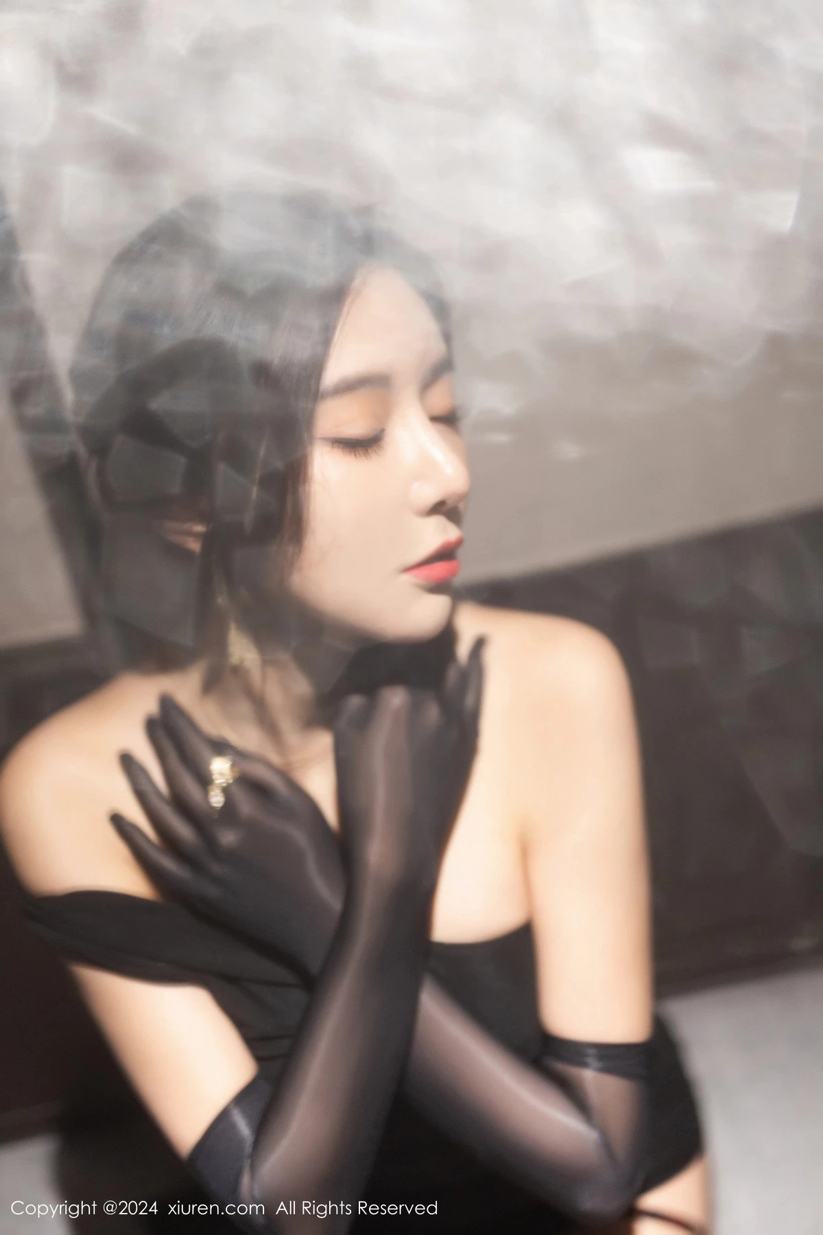 XiuRen第8194期_女神王馨瑶yanni黑色连衣长裙+黑色轻透情趣服饰惹火诱惑写真82P