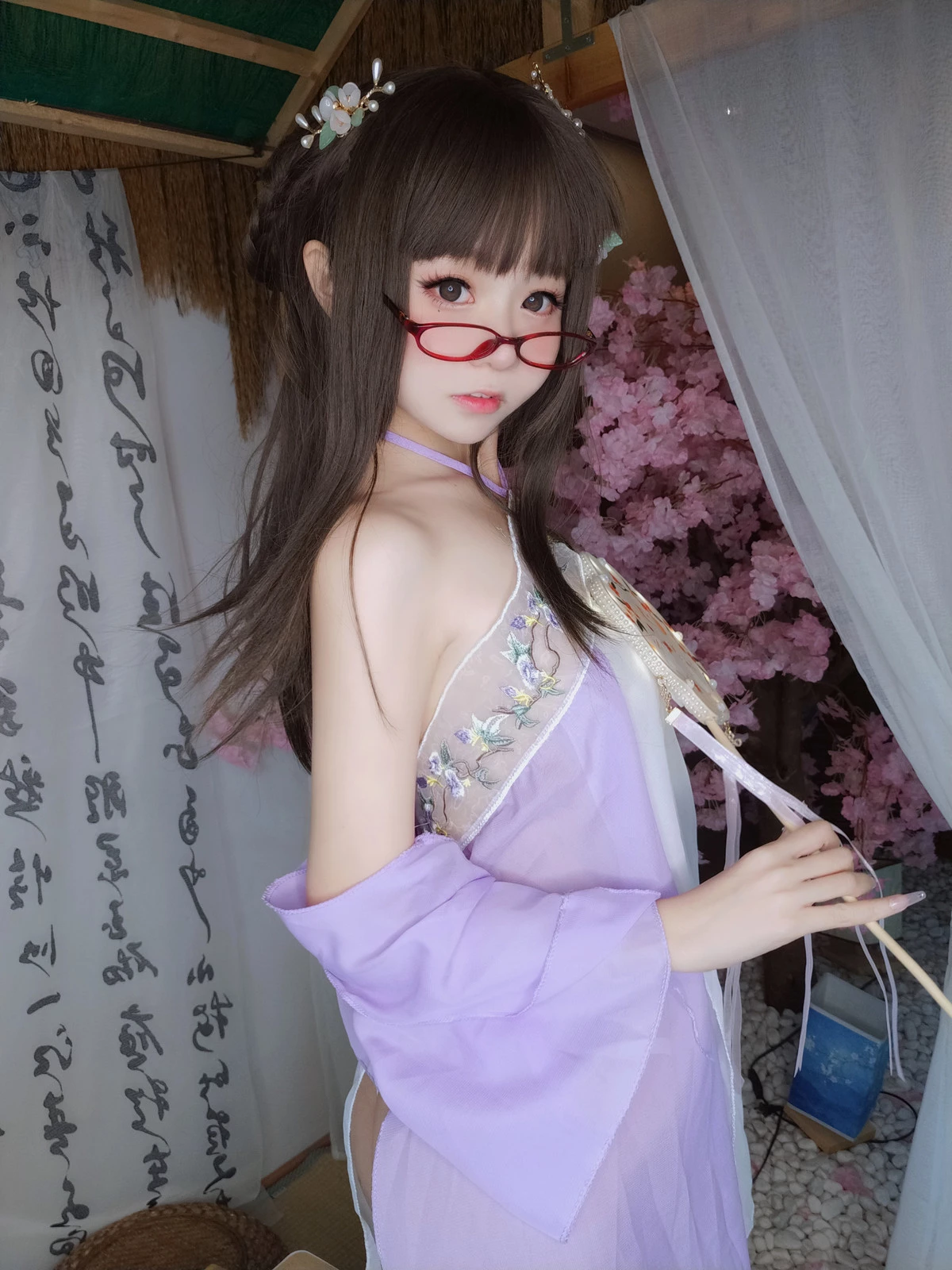 网络美女软妹摇摇乐古典样式主题性感紫色古装薄纱服饰配白色丁字裤秀翘臀美腿诱惑写真117P