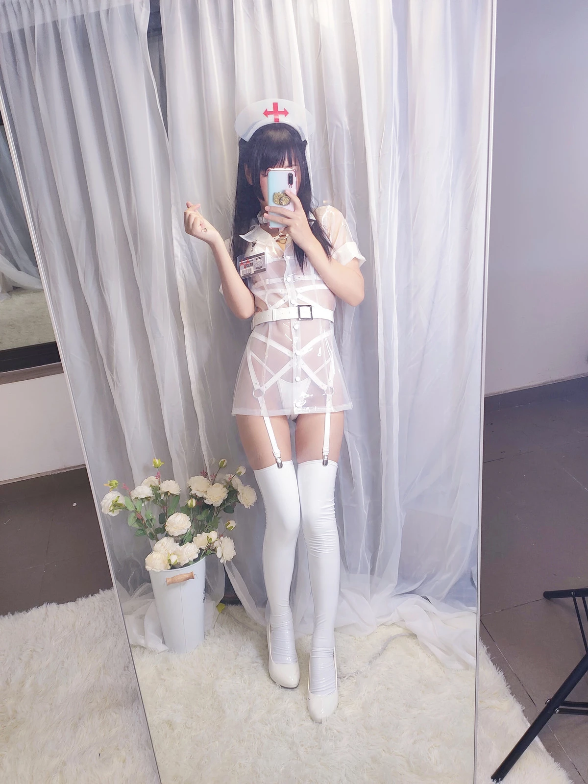 阳光美少女萌芽儿o0护士自拍主题性感白色透明胶衣护士服配白丝袜秀翘臀美腿诱惑写真37P