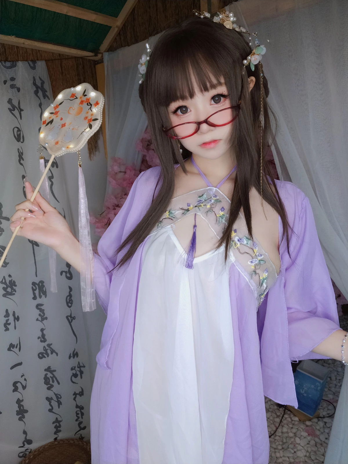 网络美女软妹摇摇乐古典样式主题性感紫色古装薄纱服饰配白色丁字裤秀翘臀美腿诱惑写真117P