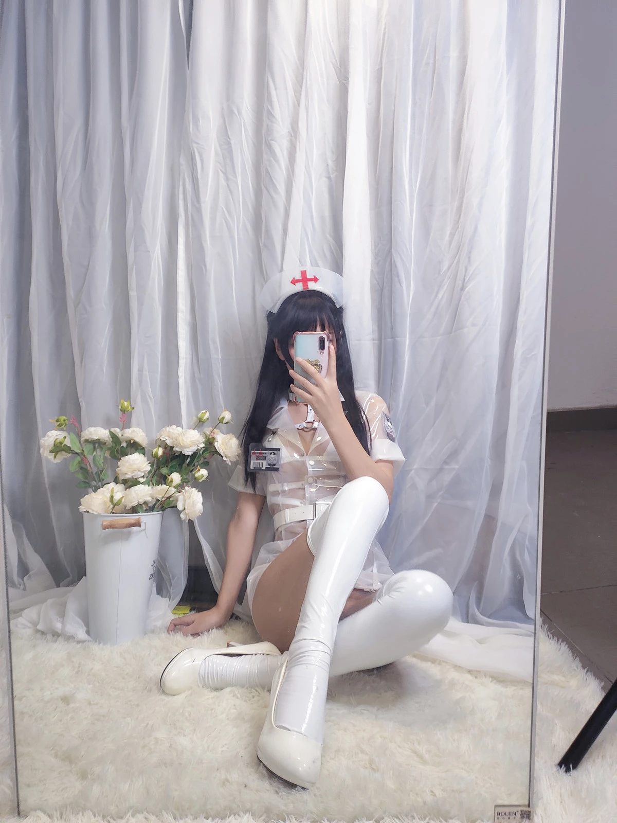 阳光美少女萌芽儿o0护士自拍主题性感白色透明胶衣护士服配白丝袜秀翘臀美腿诱惑写真37P