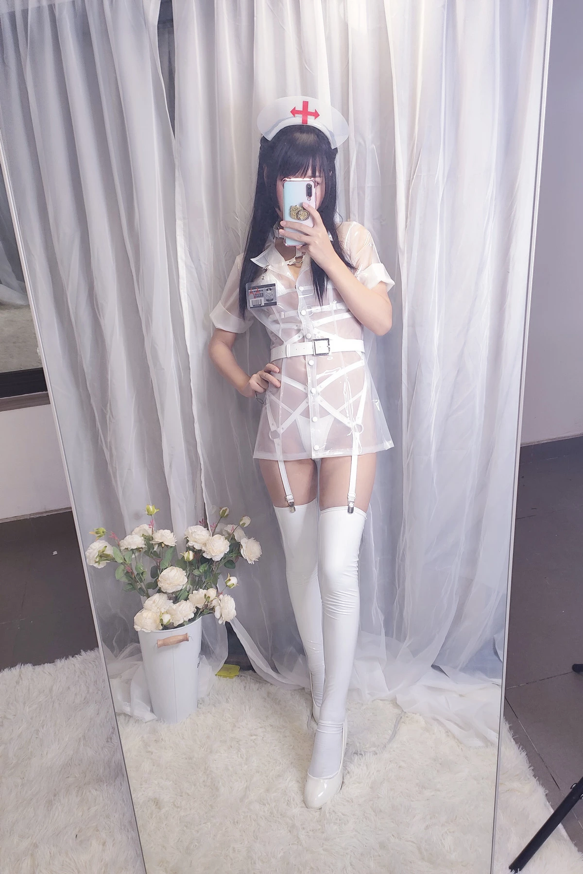 阳光美少女萌芽儿o0护士自拍主题性感白色透明胶衣护士服配白丝袜秀翘臀美腿诱惑写真37P
