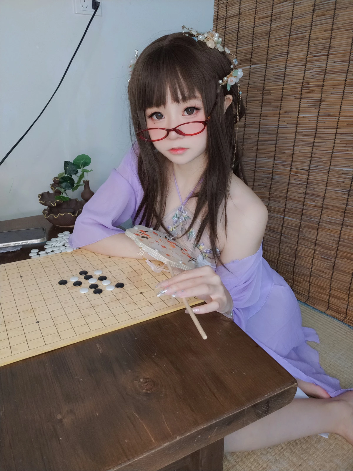 网络美女软妹摇摇乐古典样式主题性感紫色古装薄纱服饰配白色丁字裤秀翘臀美腿诱惑写真117P