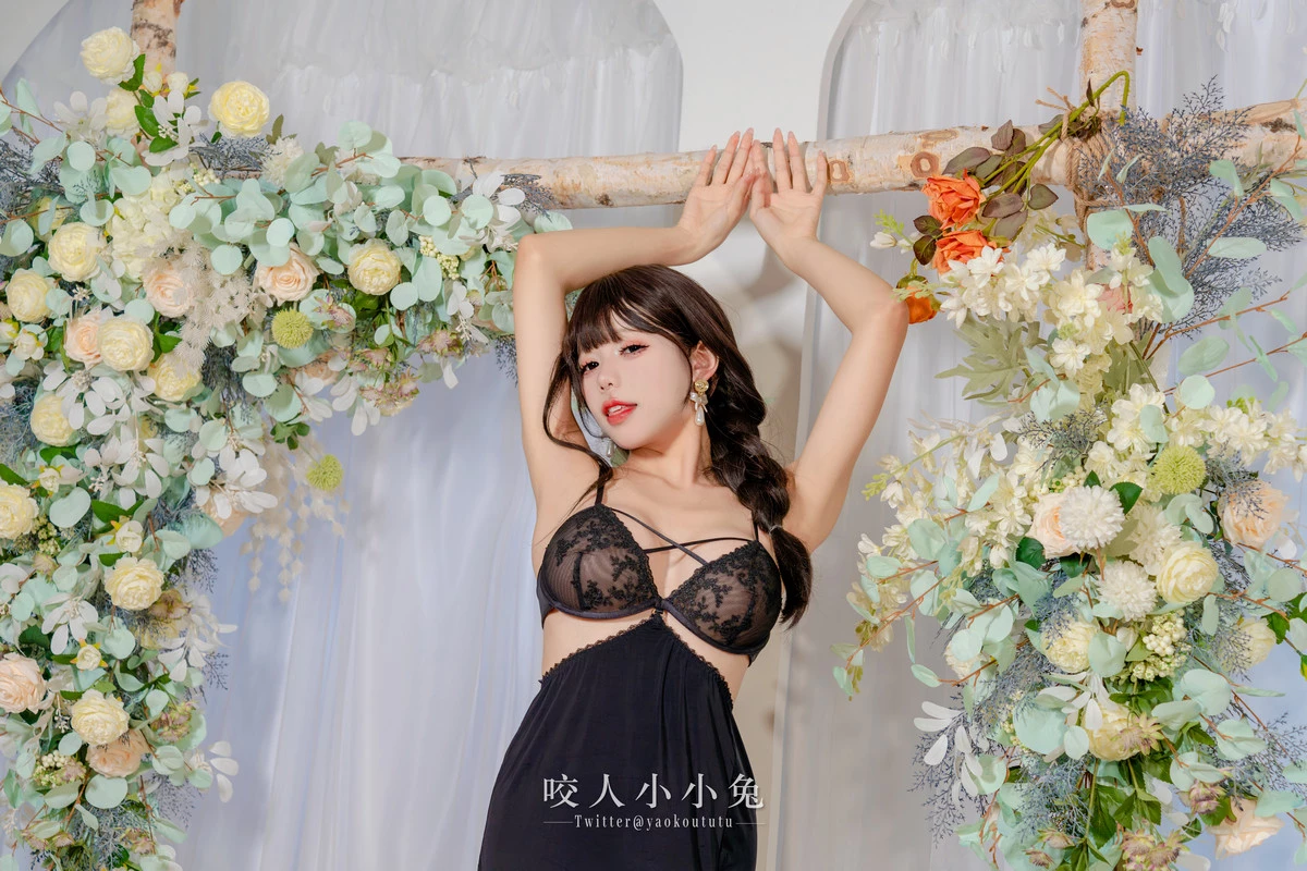 颜值博主咬一口兔娘婚前最后一夜主题私房性感黑色蕾丝内衣配黑丝袜秀惹火身材诱惑写真75P