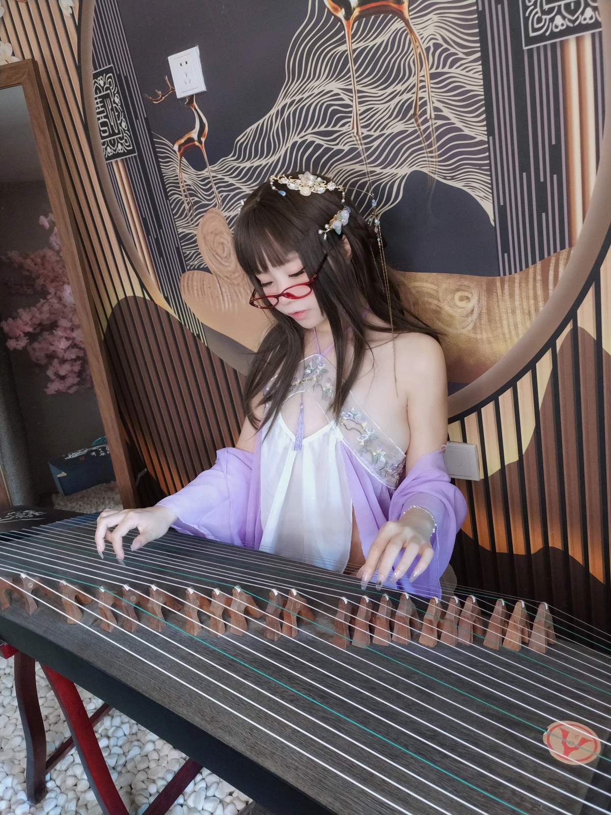 网络美女软妹摇摇乐古典样式主题性感紫色古装薄纱服饰配白色丁字裤秀翘臀美腿诱惑写真117P