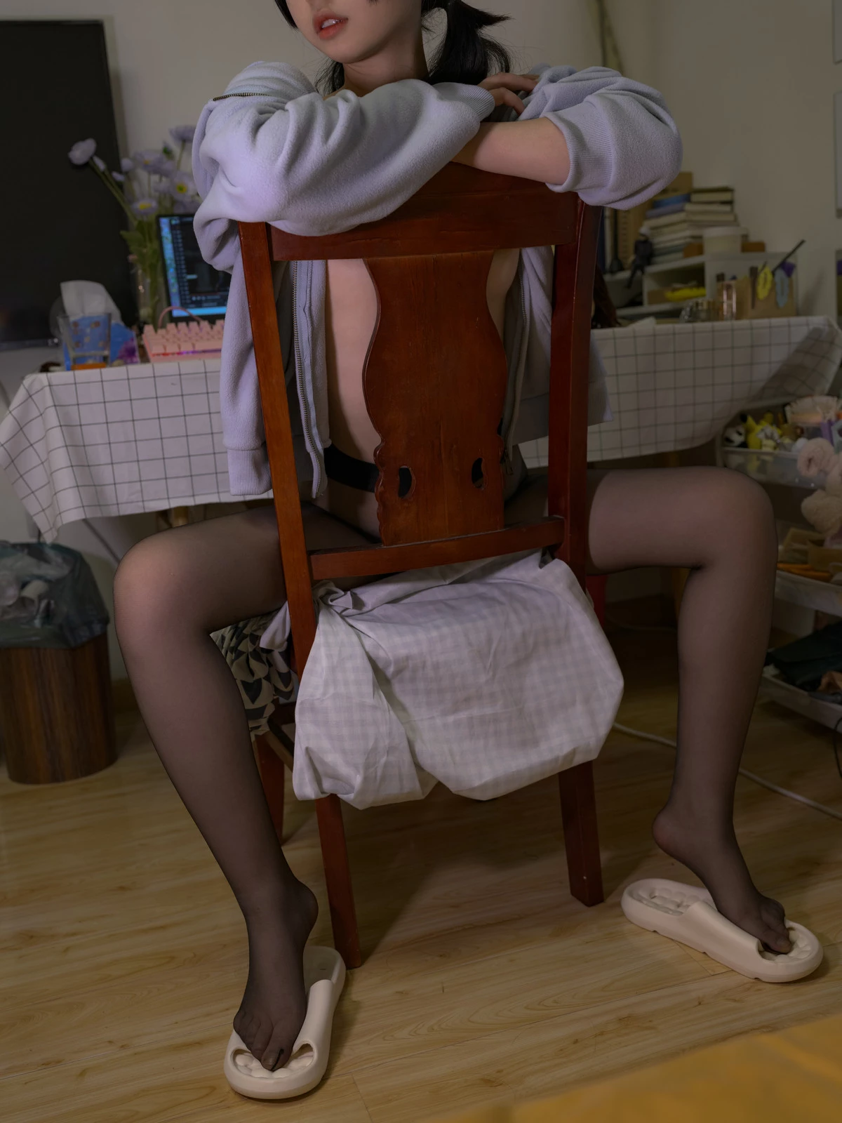 萝莉写真机构森萝财团月下007小夜主题半脱露白色吊带配超薄无内黑丝秀美腿诱惑写真100P