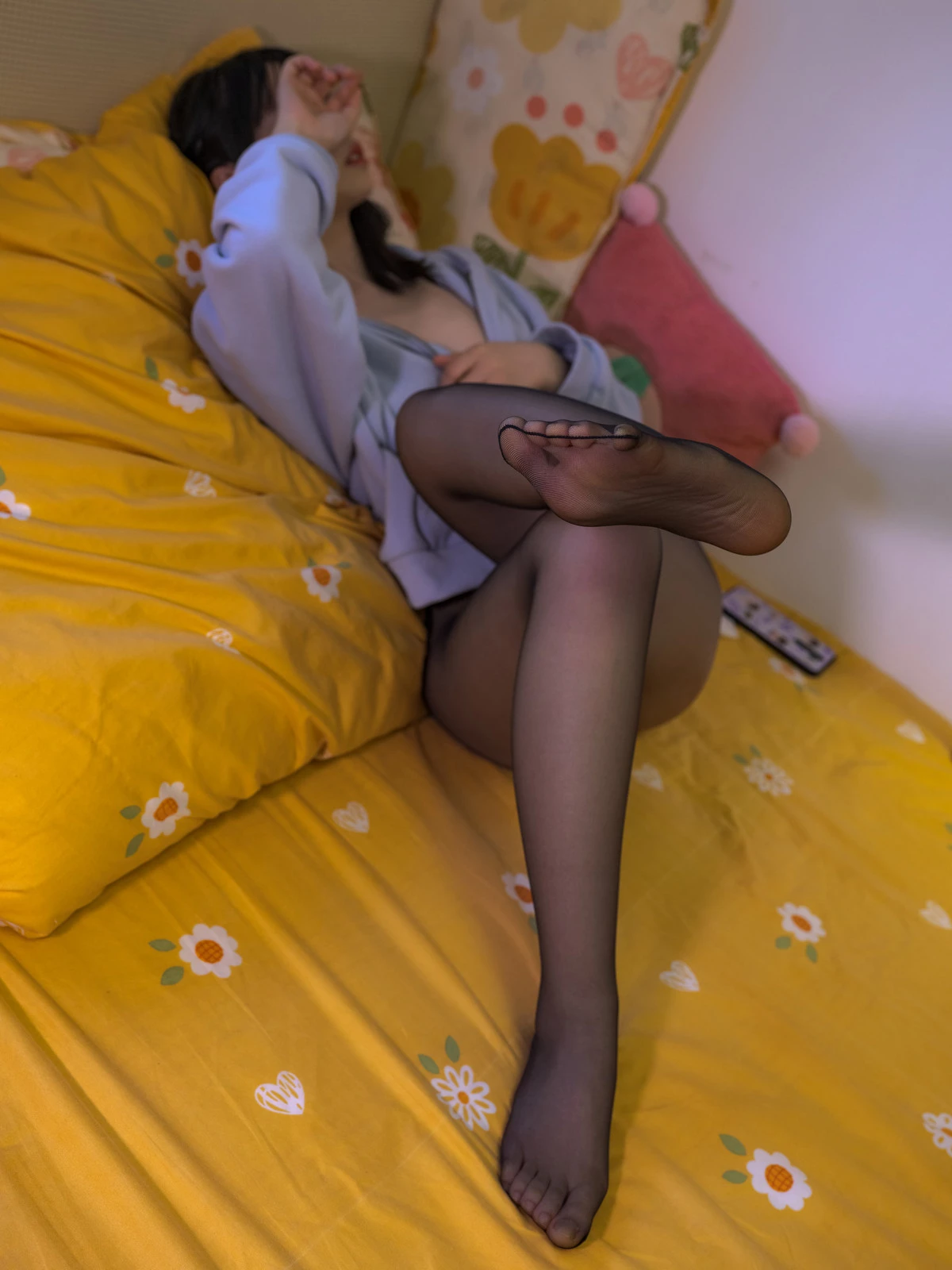 萝莉写真机构森萝财团月下007小夜主题半脱露白色吊带配超薄无内黑丝秀美腿诱惑写真100P