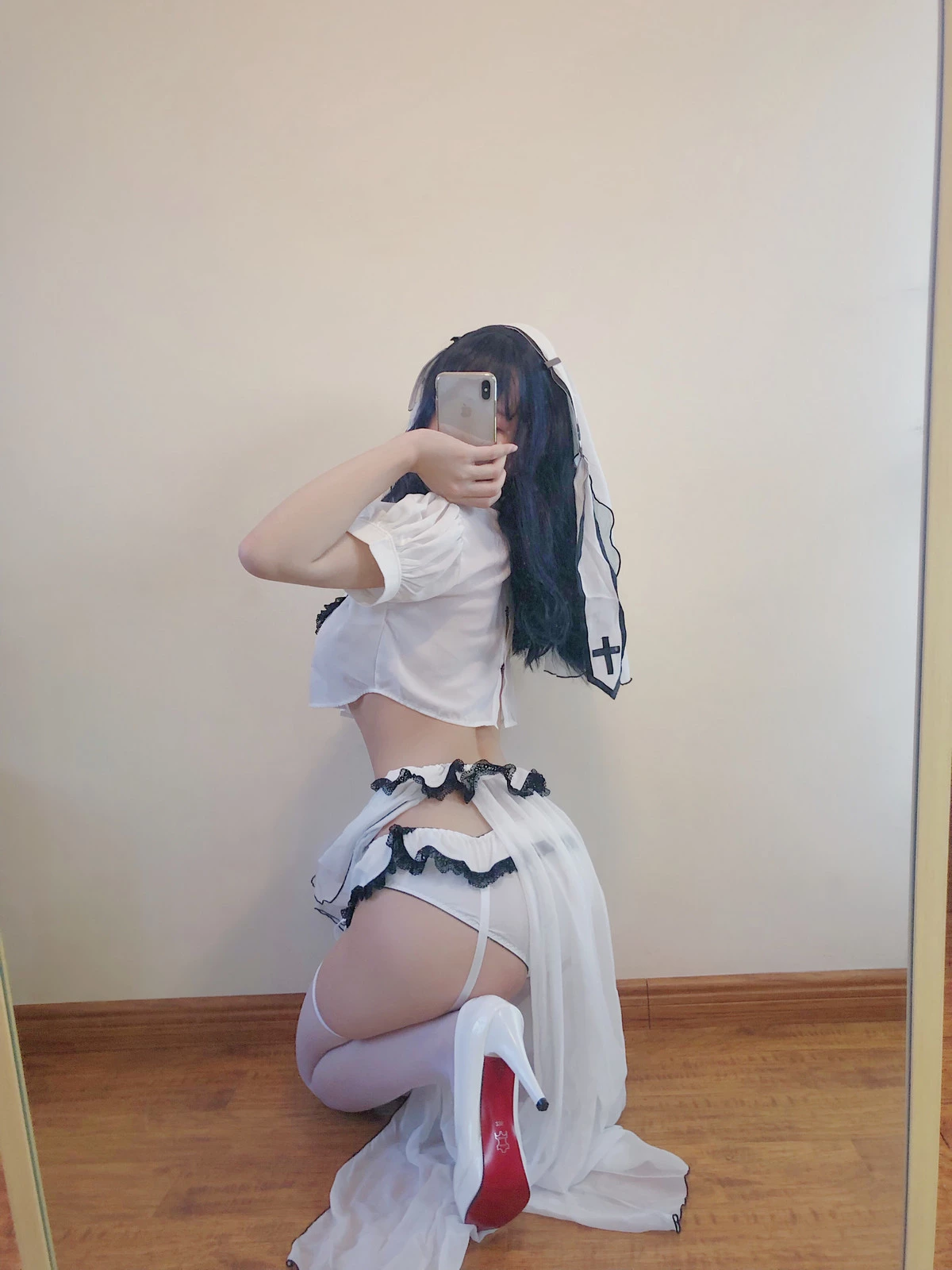 动漫博主小仓千代w白色修女服自拍主题自拍系列性感修女服饰配白丝袜秀美腿诱惑写真53P