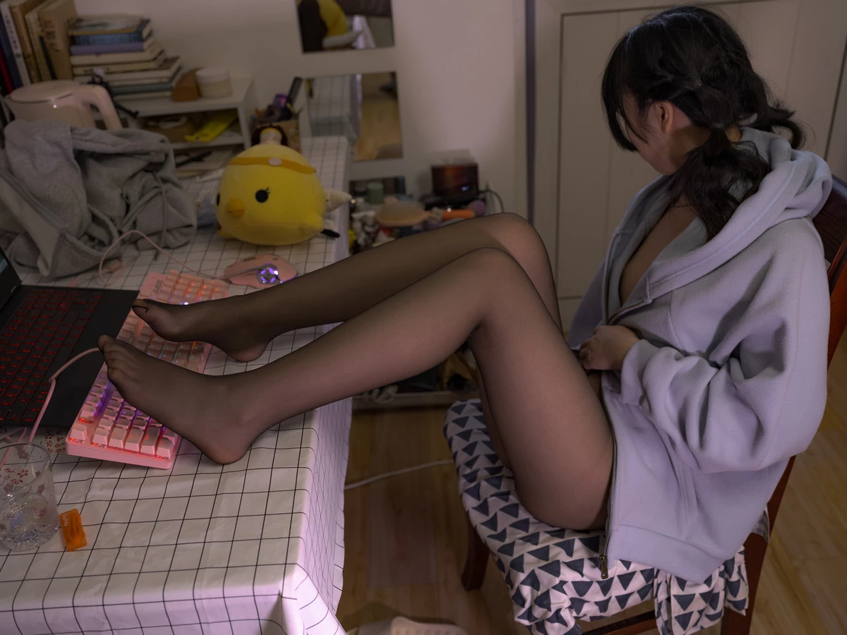 萝莉写真机构森萝财团月下007小夜主题半脱露白色吊带配超薄无内黑丝秀美腿诱惑写真100P