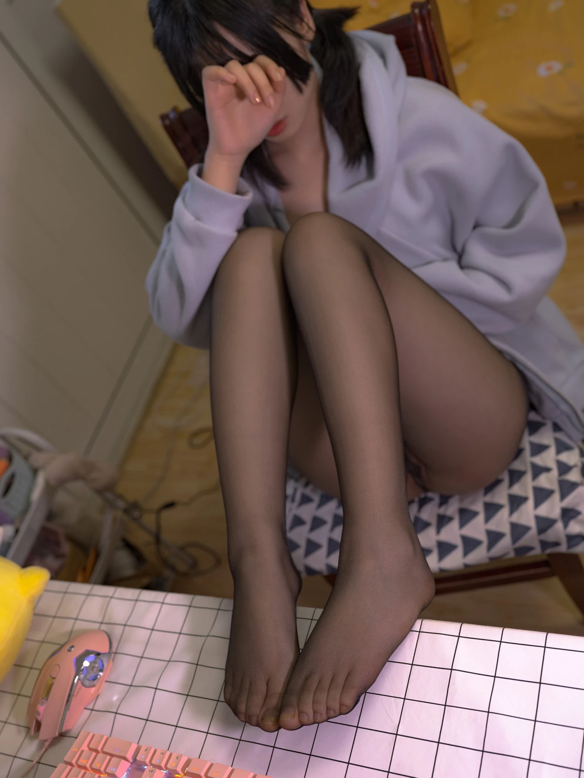 萝莉写真机构森萝财团月下007小夜主题半脱露白色吊带配超薄无内黑丝秀美腿诱惑写真100P