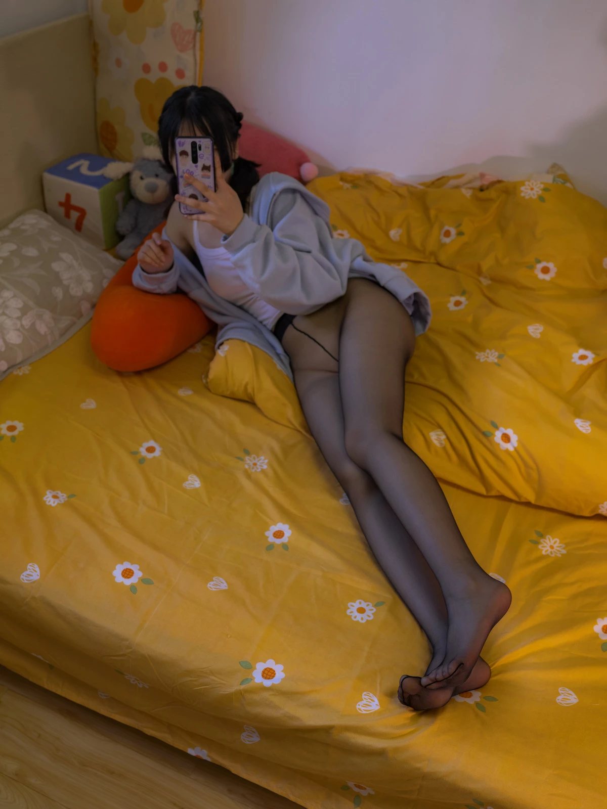 萝莉写真机构森萝财团月下007小夜主题半脱露白色吊带配超薄无内黑丝秀美腿诱惑写真100P
