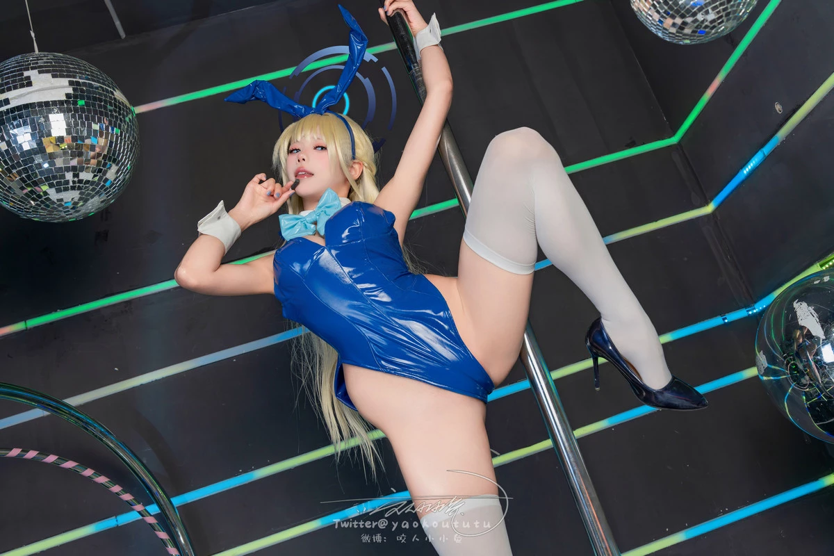 颜值博主咬一口兔娘飞鸟马时主题性感蓝色皮质高叉连体衣配白丝袜秀美腿撩人诱惑写真98P
