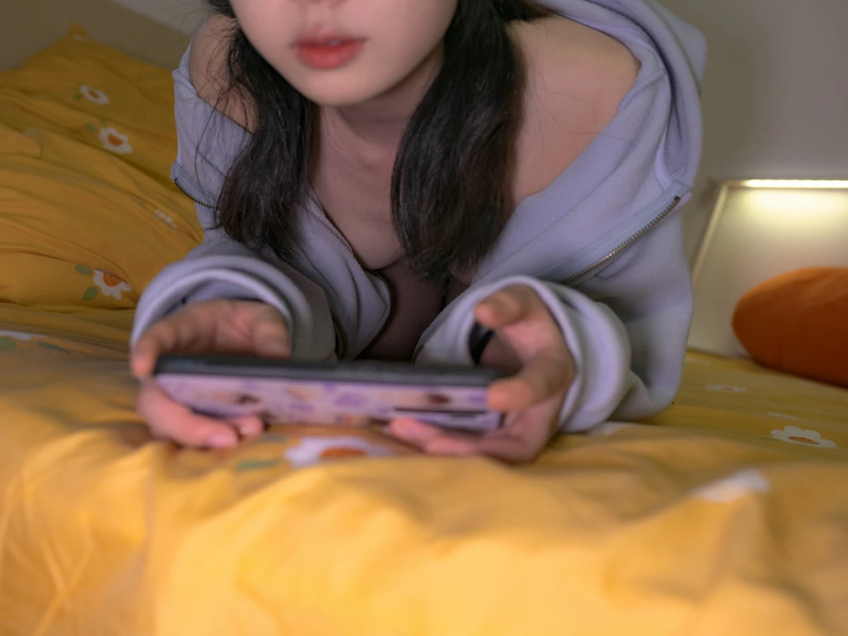 萝莉写真机构森萝财团月下007小夜主题半脱露白色吊带配超薄无内黑丝秀美腿诱惑写真100P